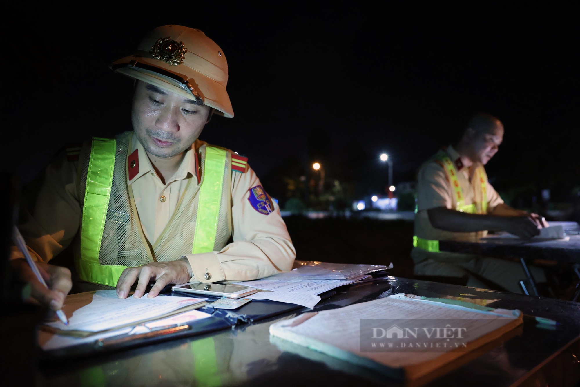 Uống 4 cốc bia, nam thanh niên bị phạt kịch khung 8 triệu đồng vì vi phạm nồng độ cồn tại Hà Nội- Ảnh 11.