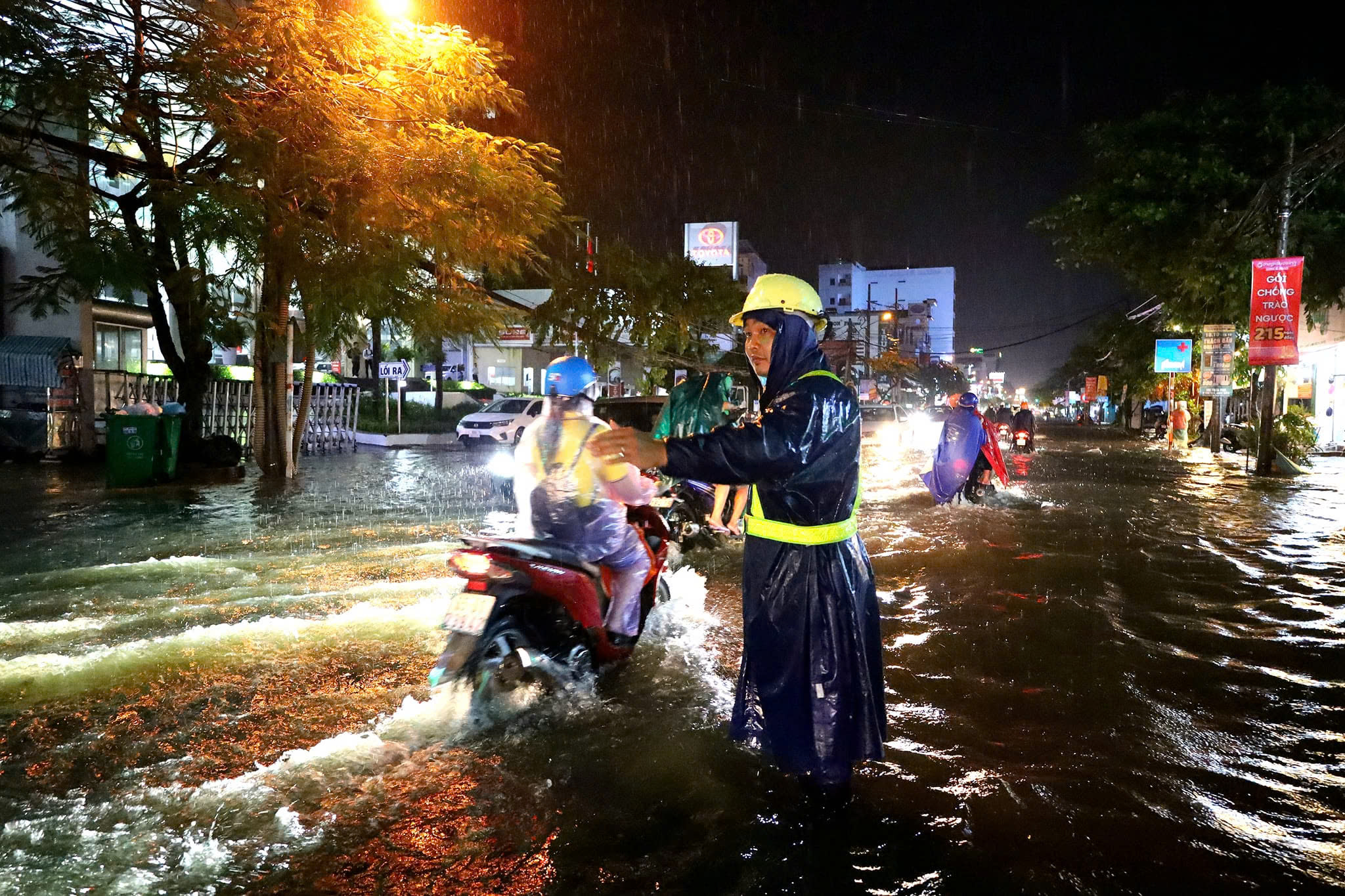 Nước ngập ở Cần Thơ: Triều cường vượt báo động III nhiều ngày liền, cuộc sống người dân đảo lộn - Ảnh 9.