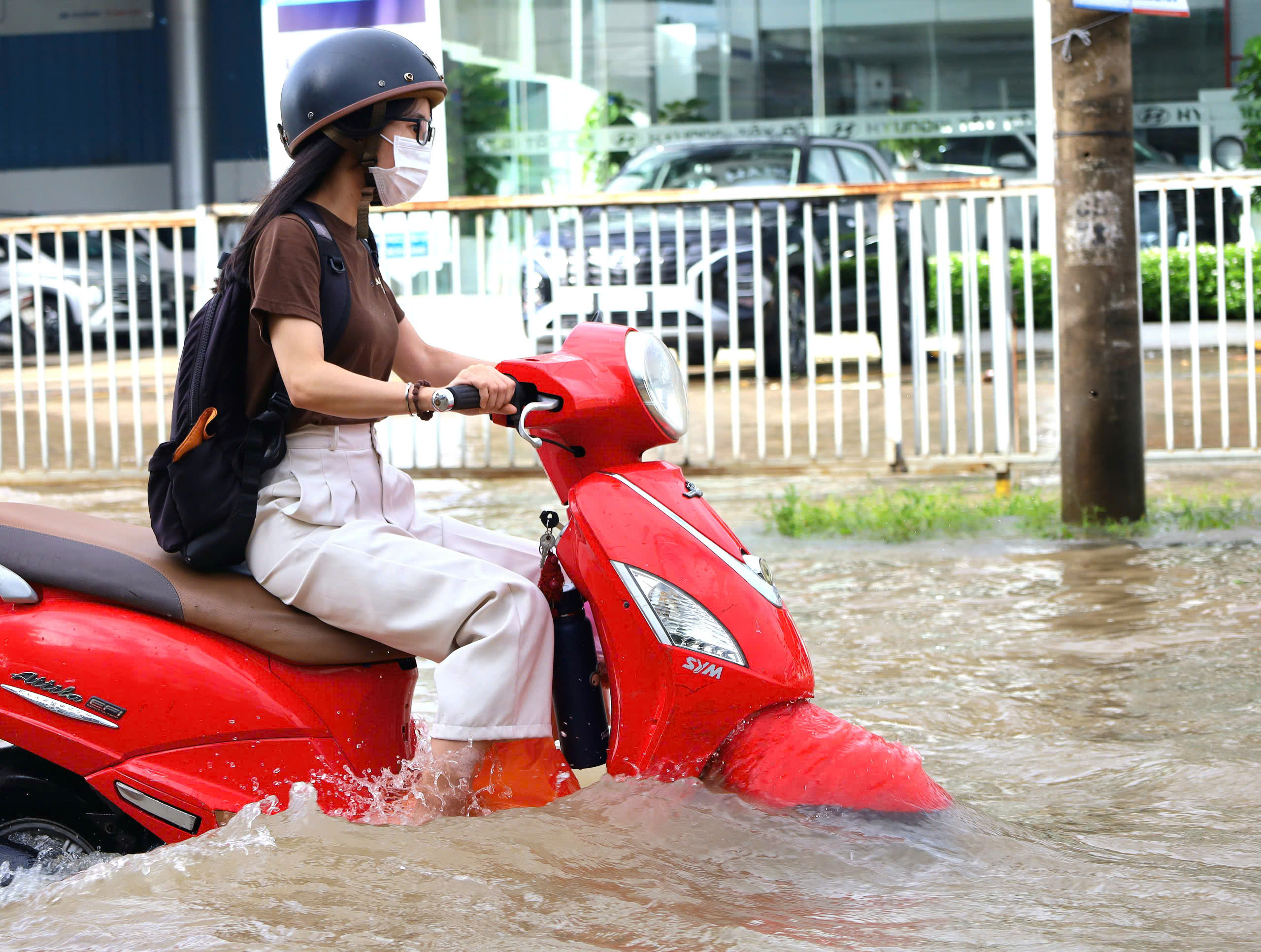 Nước ngập ở Cần Thơ: Triều cường vượt báo động III nhiều ngày liền, cuộc sống người dân đảo lộn - Ảnh 1.