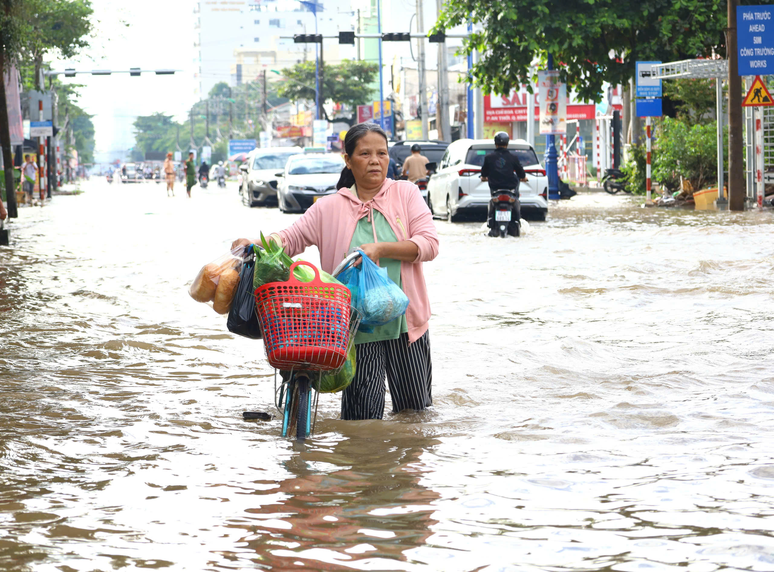 Nước ngập ở Cần Thơ: Triều cường vượt báo động III nhiều ngày liền, cuộc sống người dân đảo lộn - Ảnh 2.