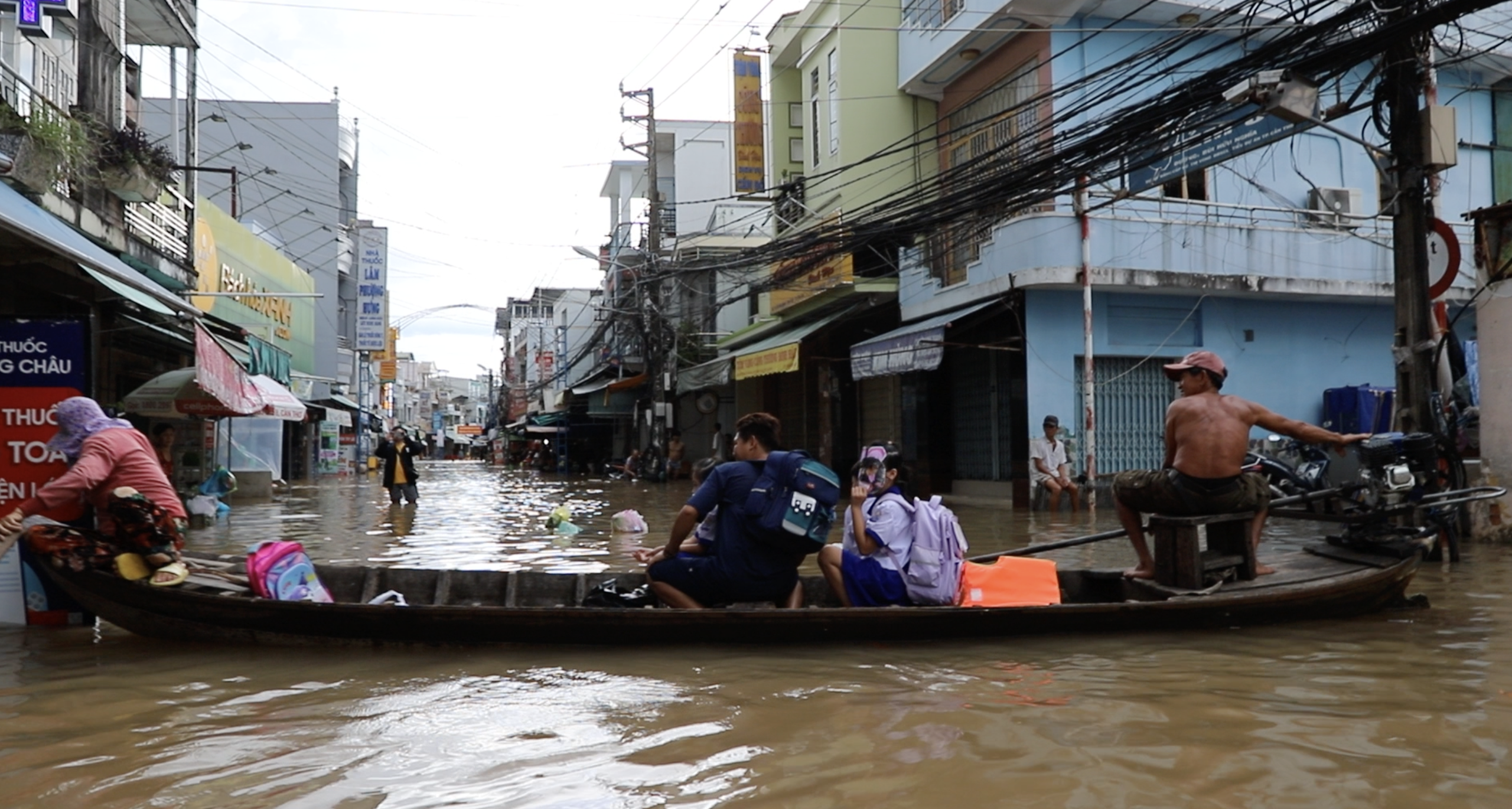 Nước ngập ở Cần Thơ: Triều cường vượt báo động III nhiều ngày liền, cuộc sống người dân đảo lộn - Ảnh 8.