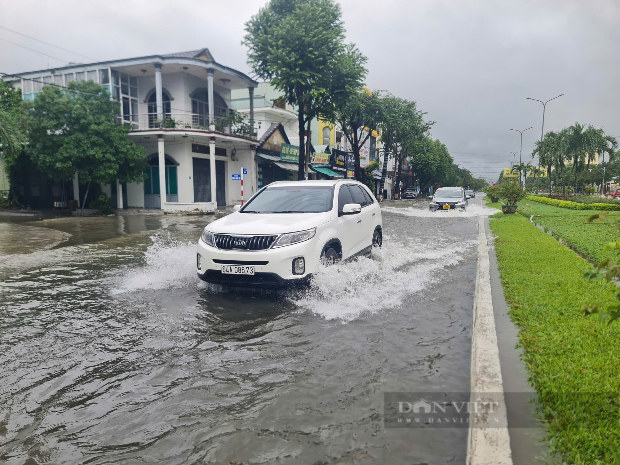 Ôtô và xe máy “rẽ sóng”, chết máy ở trung tâm thành phố Tam Kỳ, Quảng Nam sau cơn mưa lớn kéo dài- Ảnh 1.