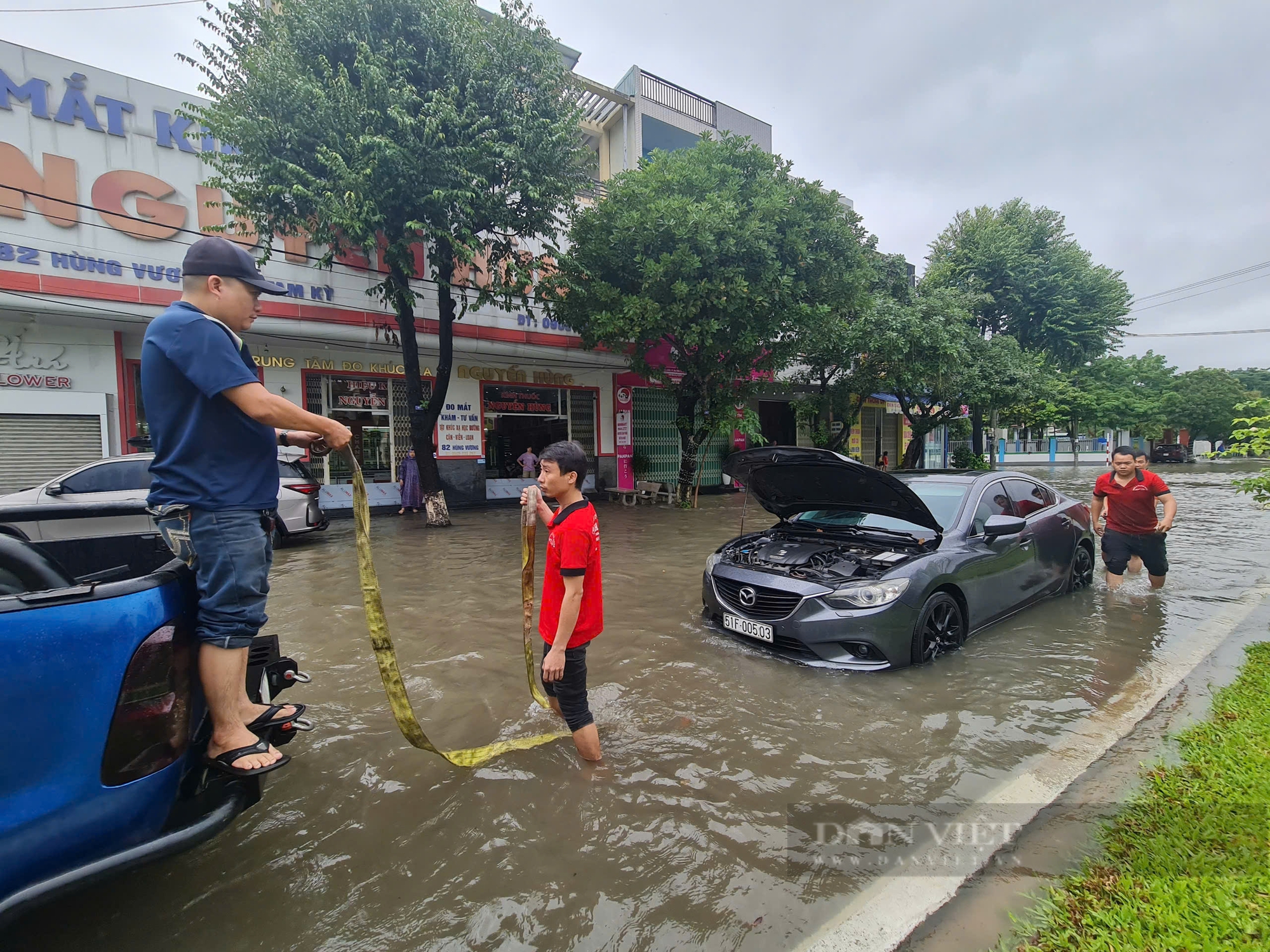 Ôtô và xe máy “rẽ sóng”, chết máy ở trung tâm thành phố Tam Kỳ, Quảng Nam sau cơn mưa lớn kéo dài- Ảnh 5.