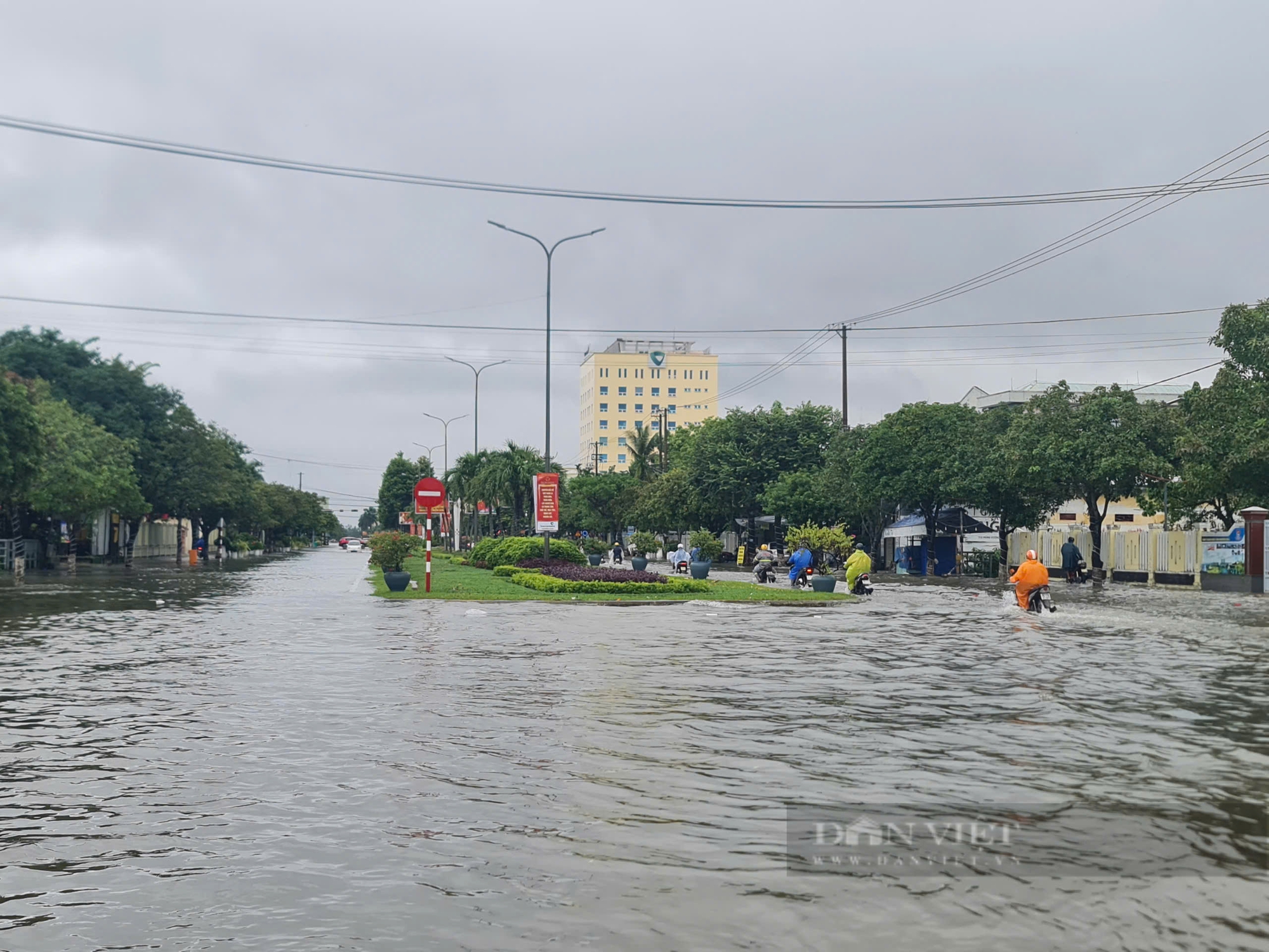 Ôtô và xe máy “rẽ sóng”, chết máy ở trung tâm thành phố Tam Kỳ, Quảng Nam sau cơn mưa lớn kéo dài- Ảnh 2.