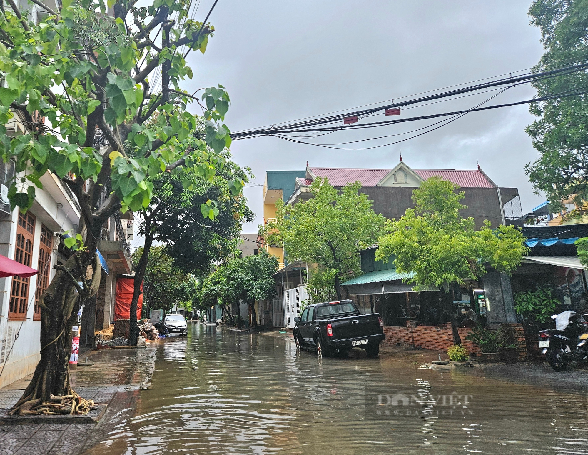 Quảng Bình: Mưa lớn nhiều tuyến đường Đồng Hới ngập nặng, 1 thuyền câu mực chìm khi vào bờ- Ảnh 2.