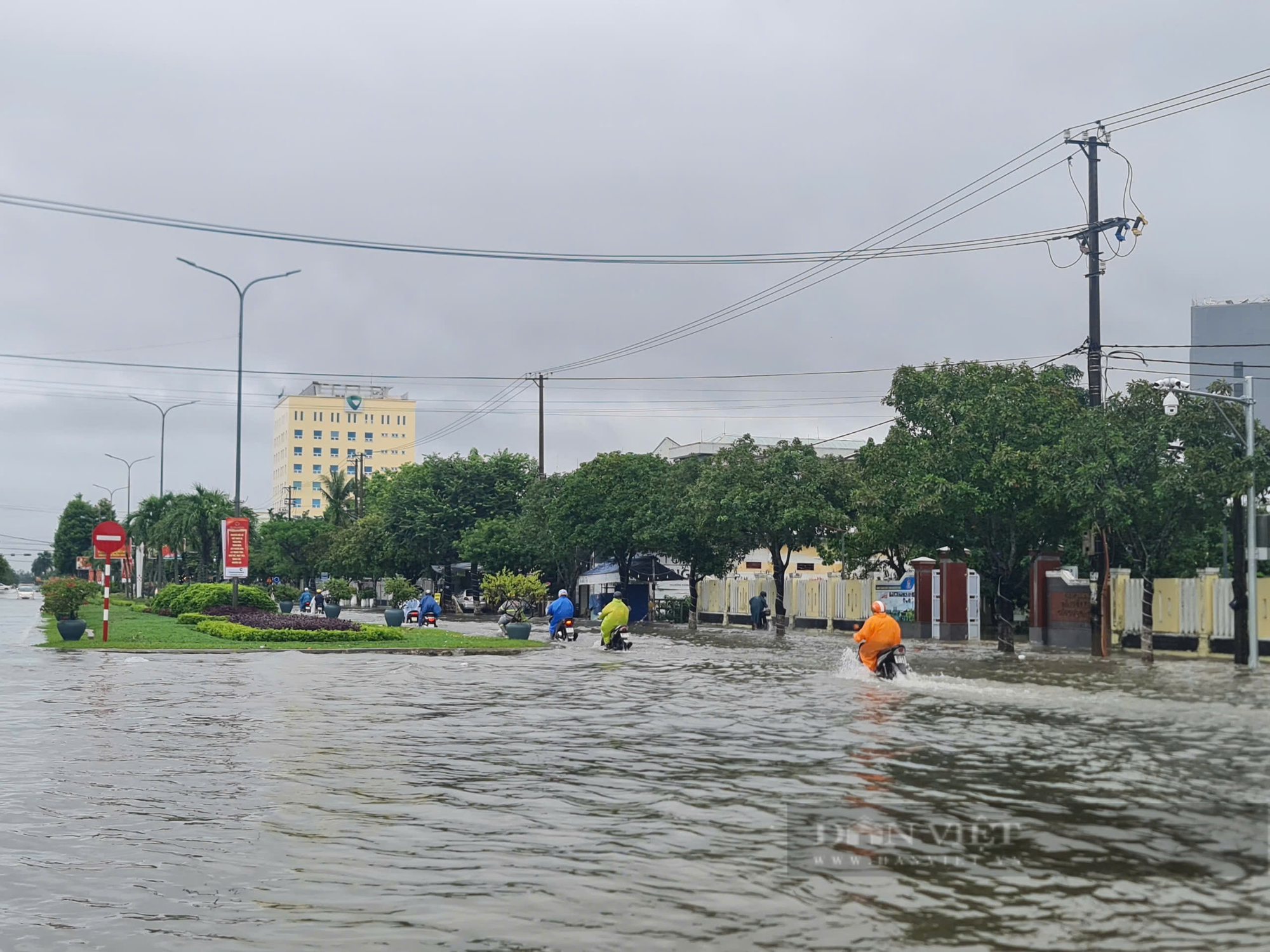 Ôtô và xe máy “rẽ sóng”, chết máy ở trung tâm thành phố Tam Kỳ, Quảng Nam sau cơn mưa lớn kéo dài- Ảnh 6.