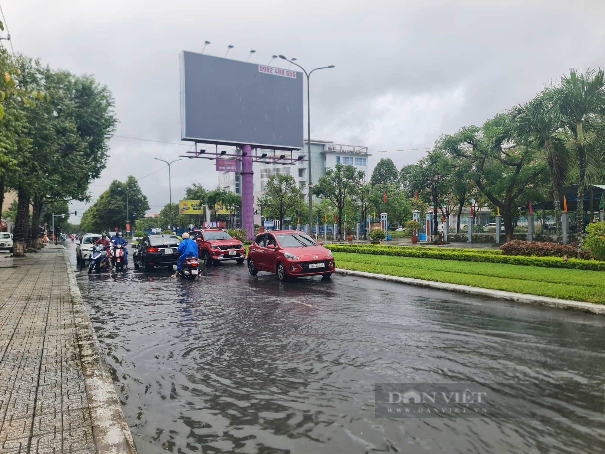 Ôtô và xe máy “rẽ sóng”, chết máy ở trung tâm thành phố Tam Kỳ, Quảng Nam sau cơn mưa lớn kéo dài- Ảnh 7.