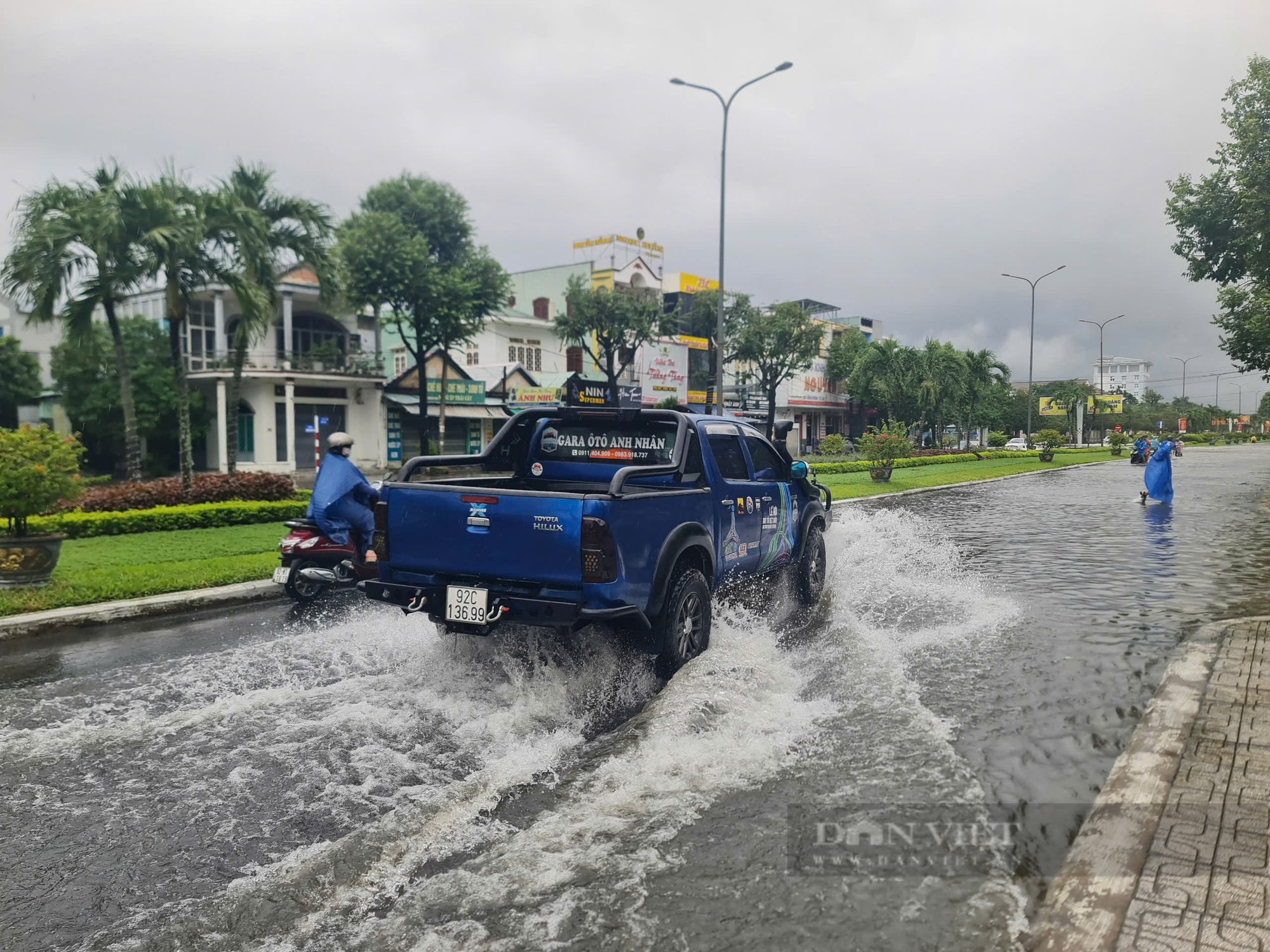 Ôtô và xe máy “rẽ sóng”, chết máy ở trung tâm thành phố Tam Kỳ, Quảng Nam sau cơn mưa lớn kéo dài- Ảnh 4.