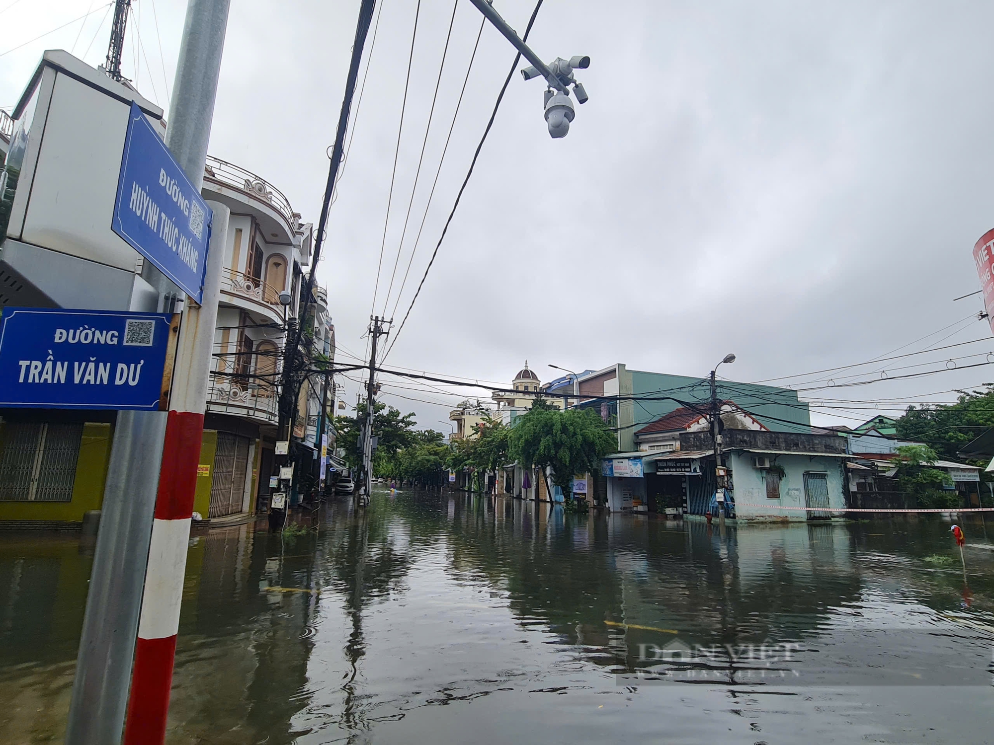 Ôtô và xe máy “rẽ sóng”, chết máy ở trung tâm thành phố Tam Kỳ, Quảng Nam sau cơn mưa lớn kéo dài- Ảnh 3.