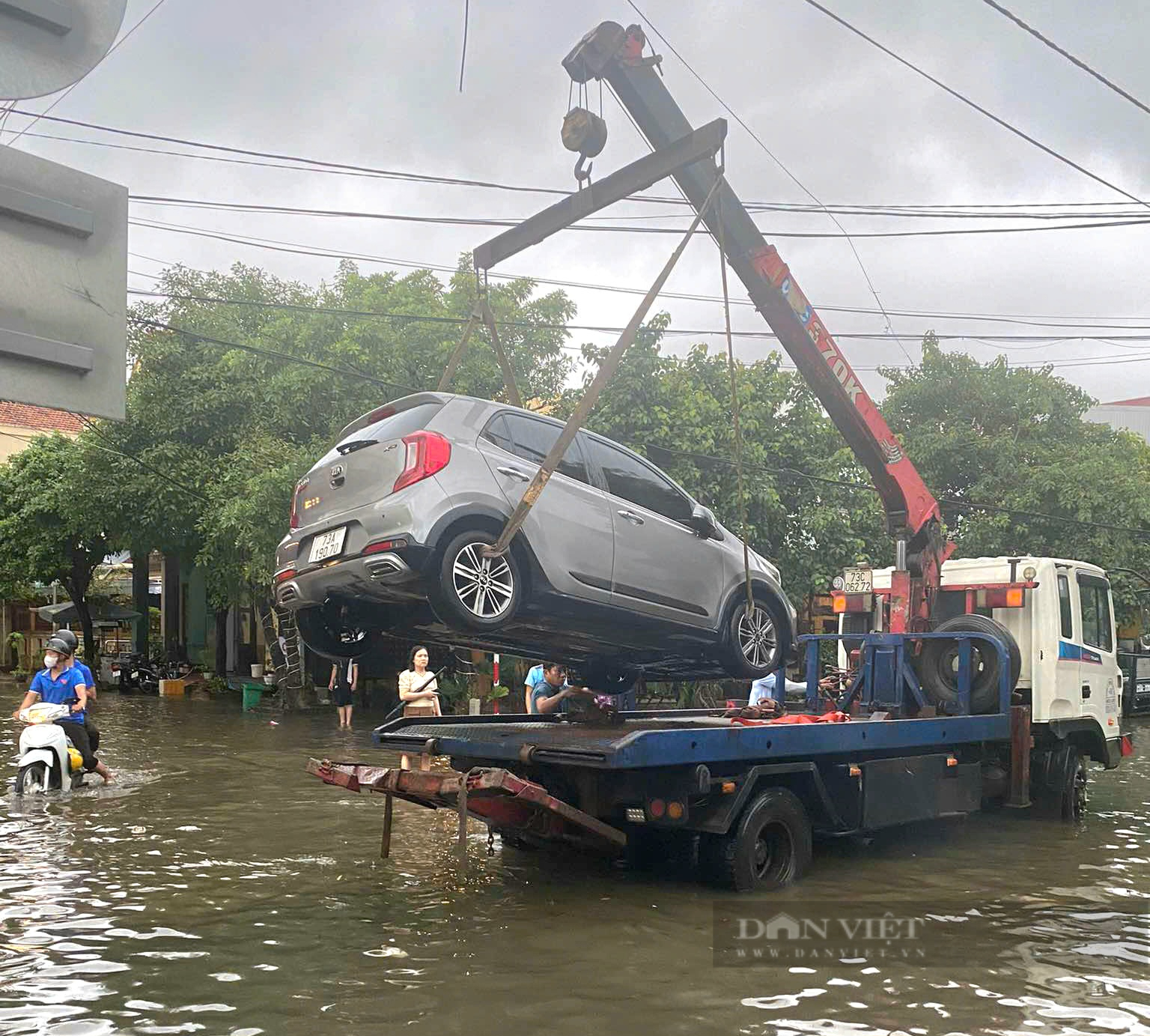 Quảng Bình: Mưa lớn nhiều tuyến đường Đồng Hới ngập nặng, 1 thuyền câu mực chìm khi vào bờ- Ảnh 3.