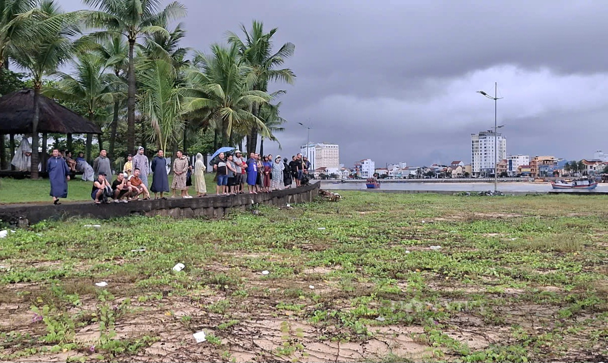 Quảng Bình: Mưa lớn nhiều tuyến đường Đồng Hới ngập nặng, 1 thuyền câu mực chìm khi vào bờ- Ảnh 4.