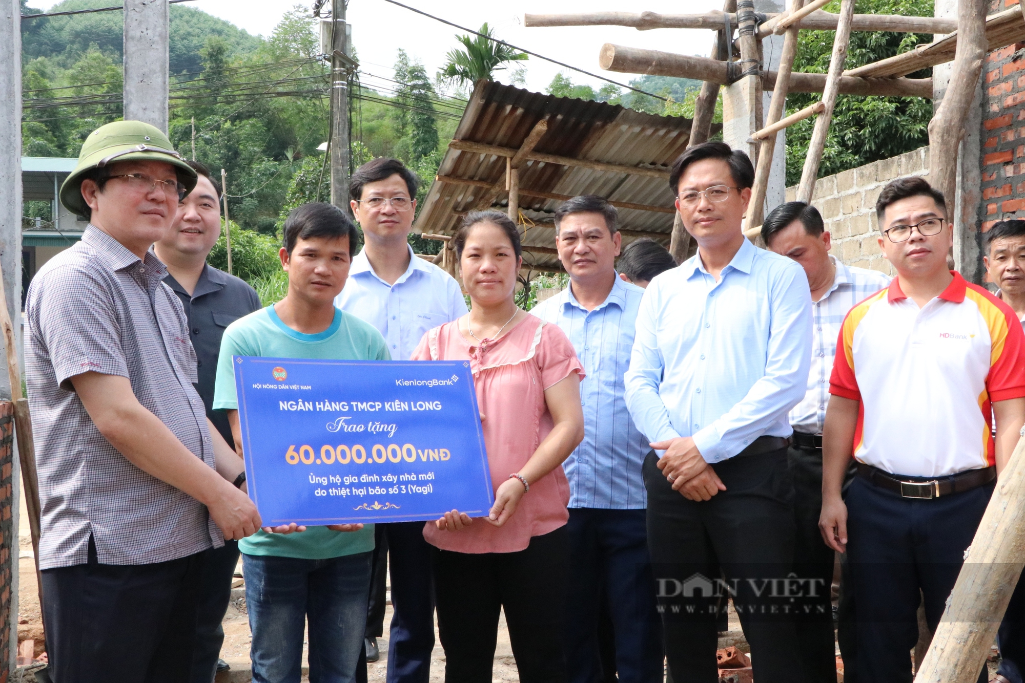 Chủ tịch Hội NDVN Lương Quốc Đoàn trao quà tại Lào Cai, Yên Bái: Sau bão... là nụ cười hạnh phúc khi có nhà mới - Ảnh 2.