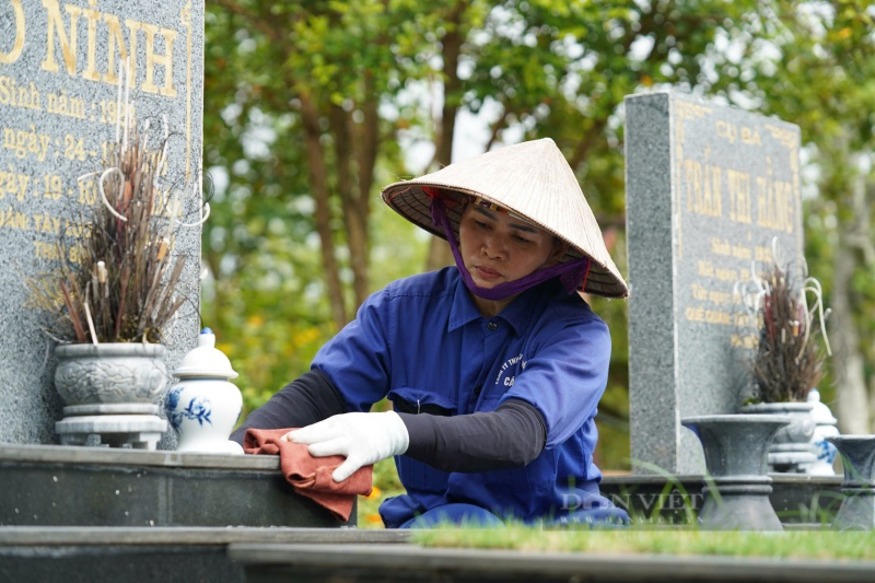 Chuyện về những phụ nữ gan dạ, miệt mài chăm sóc cho người 