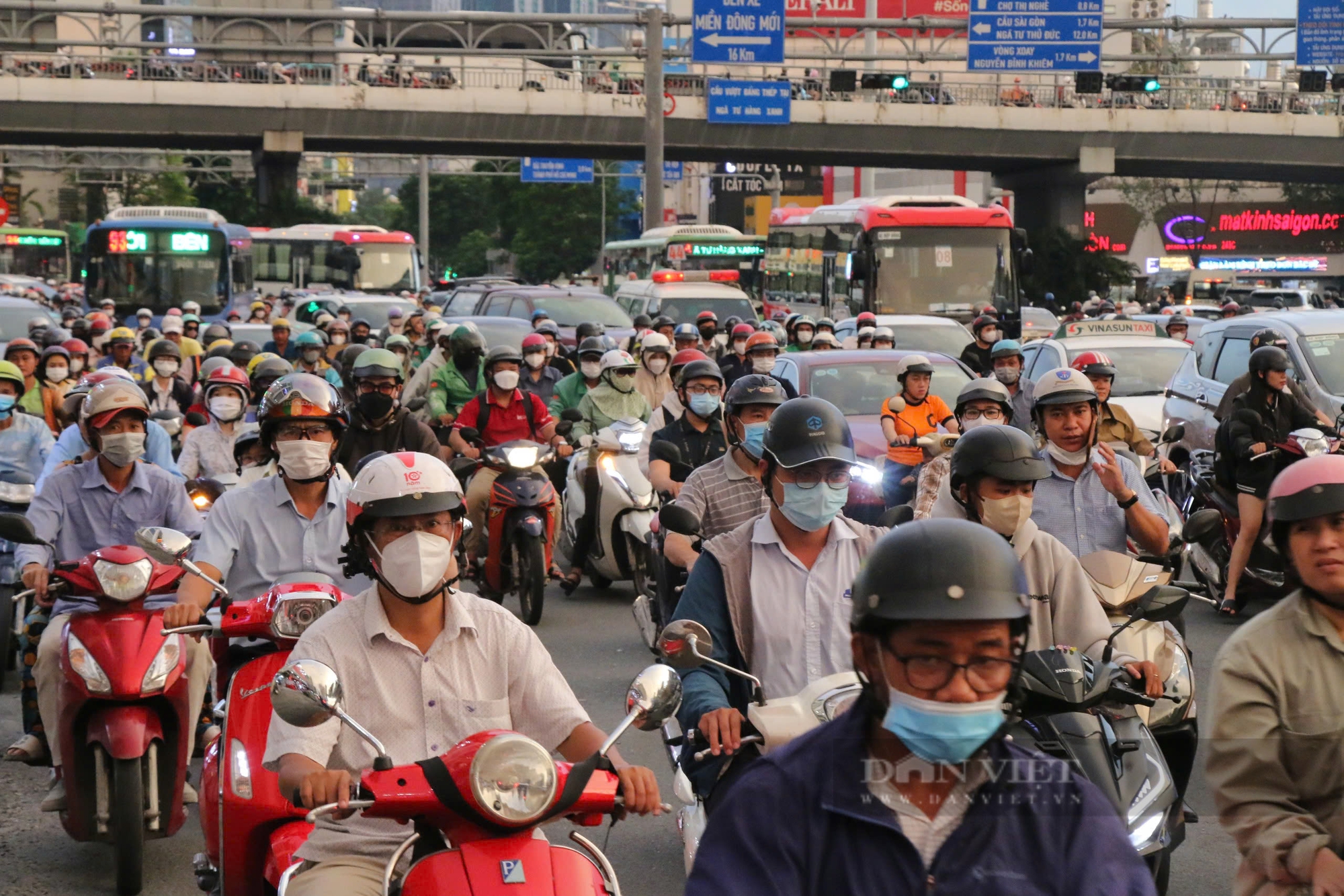 "Ngộp thở" với cảnh kẹt xe tại điểm đen giao thông ở TP.HCM- Ảnh 4.