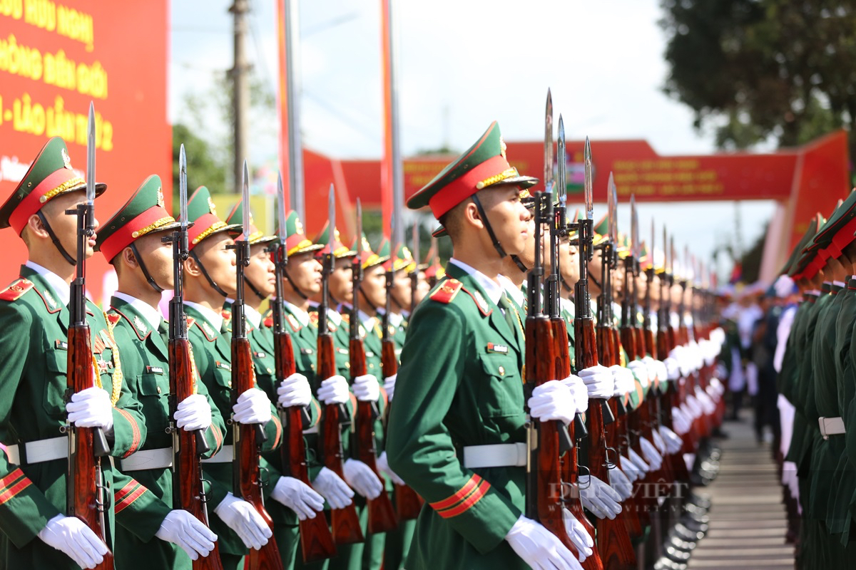 Đại tướng Phan Văn Giang và Bộ trưởng Quốc phòng Lào duyệt đội danh dự tại Sơn La- Ảnh 3.