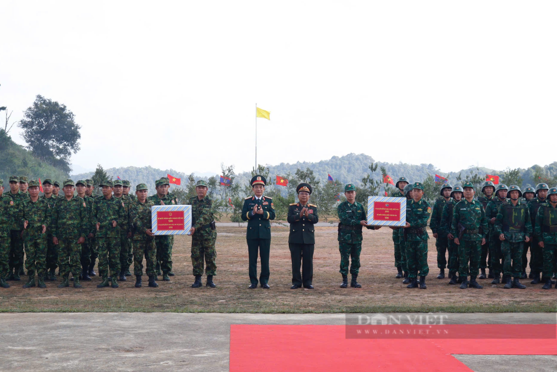 Quân đội Việt Nam - Lào diễn tập đánh bắt tội phạm xuyên biên giới- Ảnh 11.