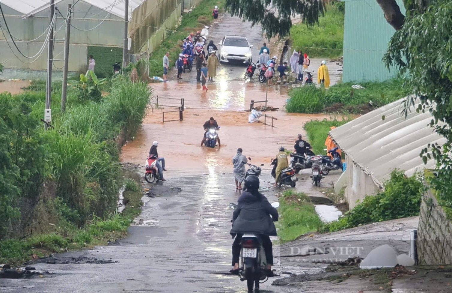 Mưa lớn là ngập cầu, người dân qua đường Mai Xuân Thưởng (TP. Đà Lạt) lo ngại- Ảnh 2.