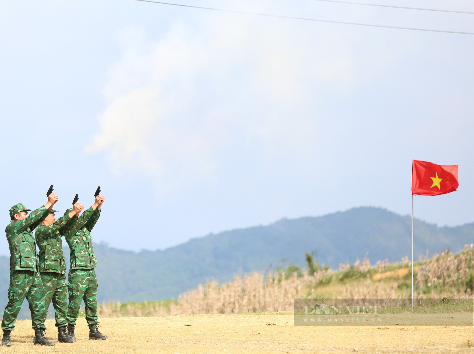 Quân đội Việt Nam - Lào diễn tập đánh bắt tội phạm xuyên biên giới- Ảnh 1.