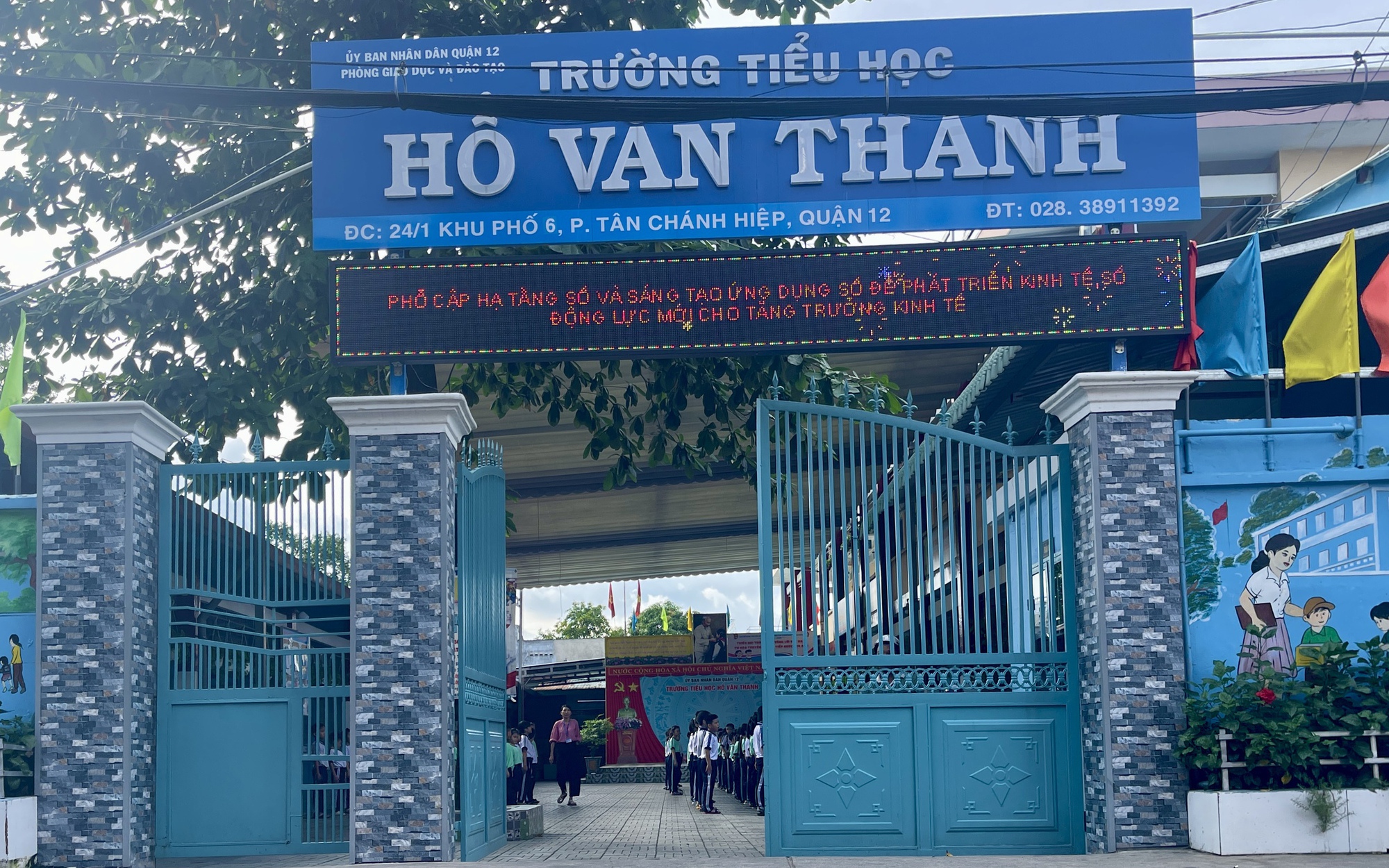 Phòng GDĐT đề nghị làm rõ thông tin phụ huynh tố trường tiểu học tự ý thu quỹ sửa sân trường - Ảnh 1.