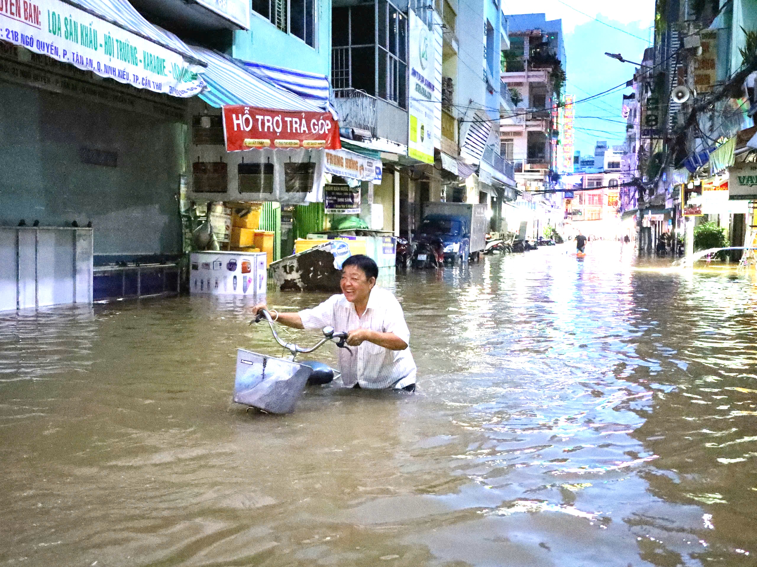 Cần Thơ: Vì sao bến Ninh Kiều ngập nặng dù mới đầu tư 2 trạm bơm 30 tỷ đồng? - Ảnh 1.