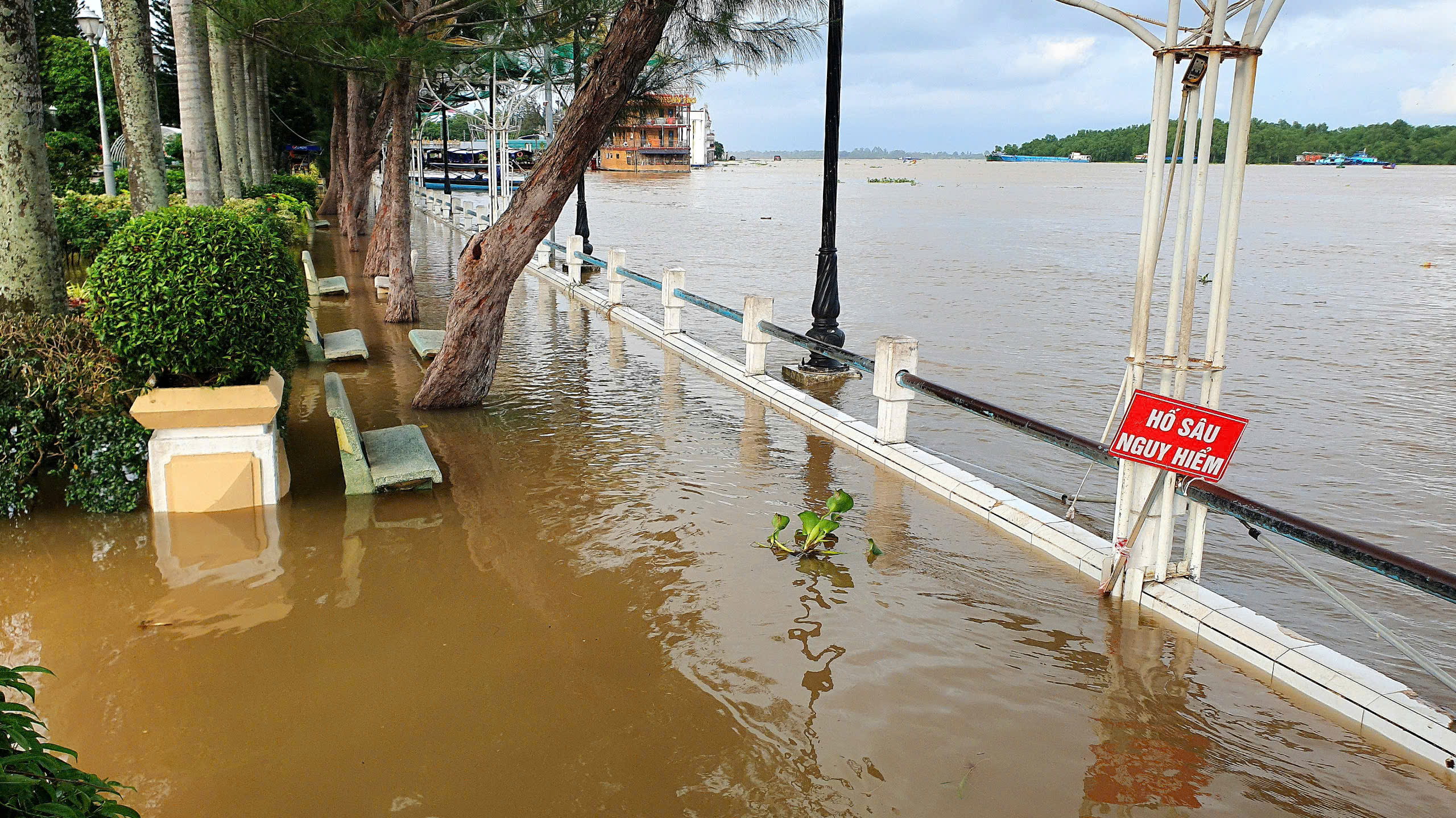 Cần Thơ: Vì sao bến Ninh Kiều ngập nặng dù mới đầu tư 2 trạm bơm 30 tỷ đồng? - Ảnh 2.