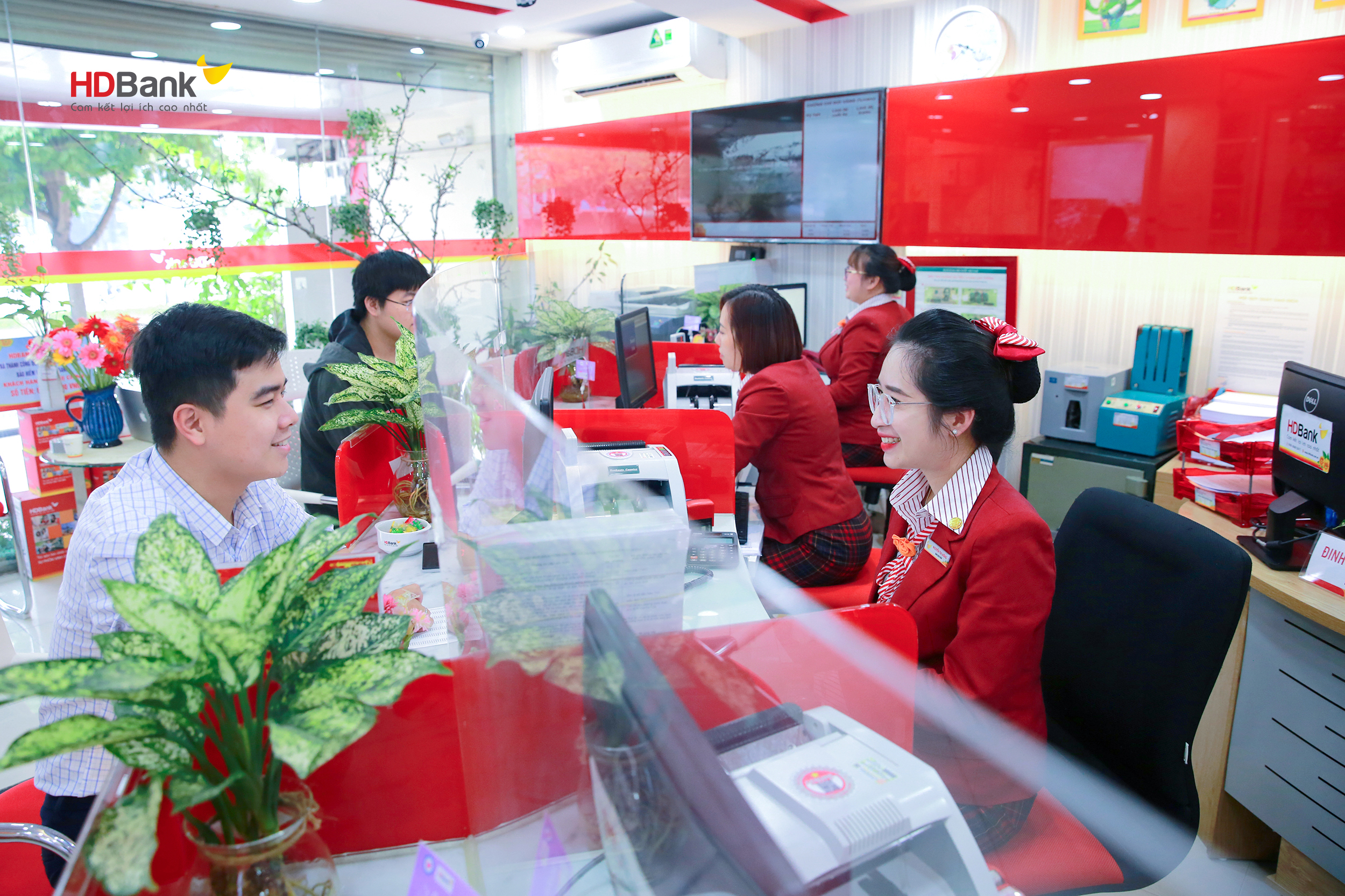 HDBank đồng loạt triển khai các hoạt động đồng hành cùng khách hàng bị ảnh hưởng bởi bão lũ - Ảnh 1.