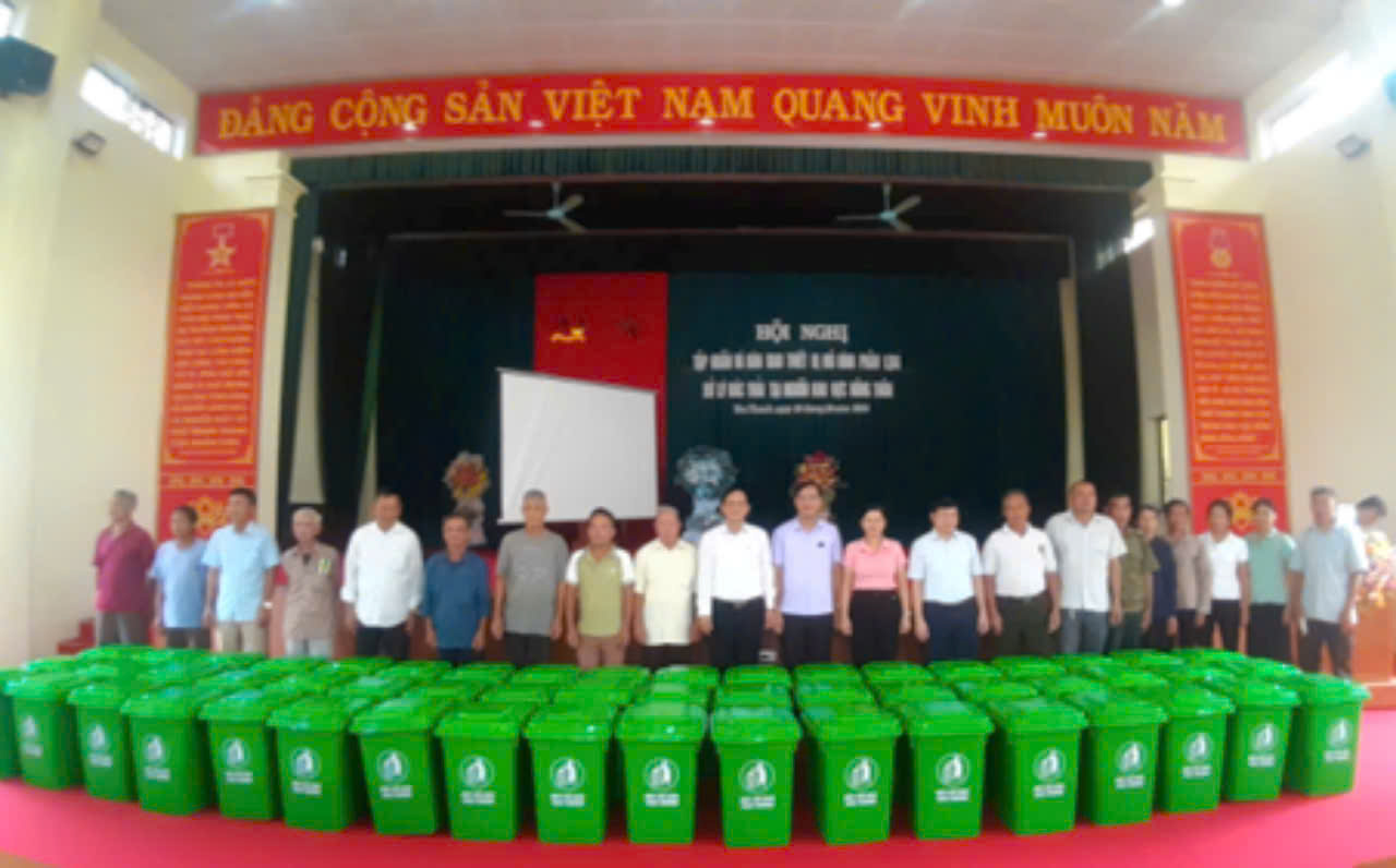 Tập huấn và bàn giao 240 thùng chứa rác cho hội viên nông dân ở Ninh Bình - Ảnh 1.