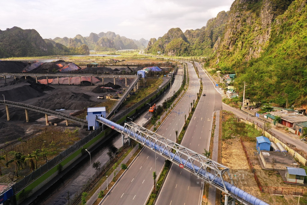 Quảng Ninh: Cận cảnh những núi “vàng đen” ở cụm cảng Km6 Quang Hanh - Ảnh 9.