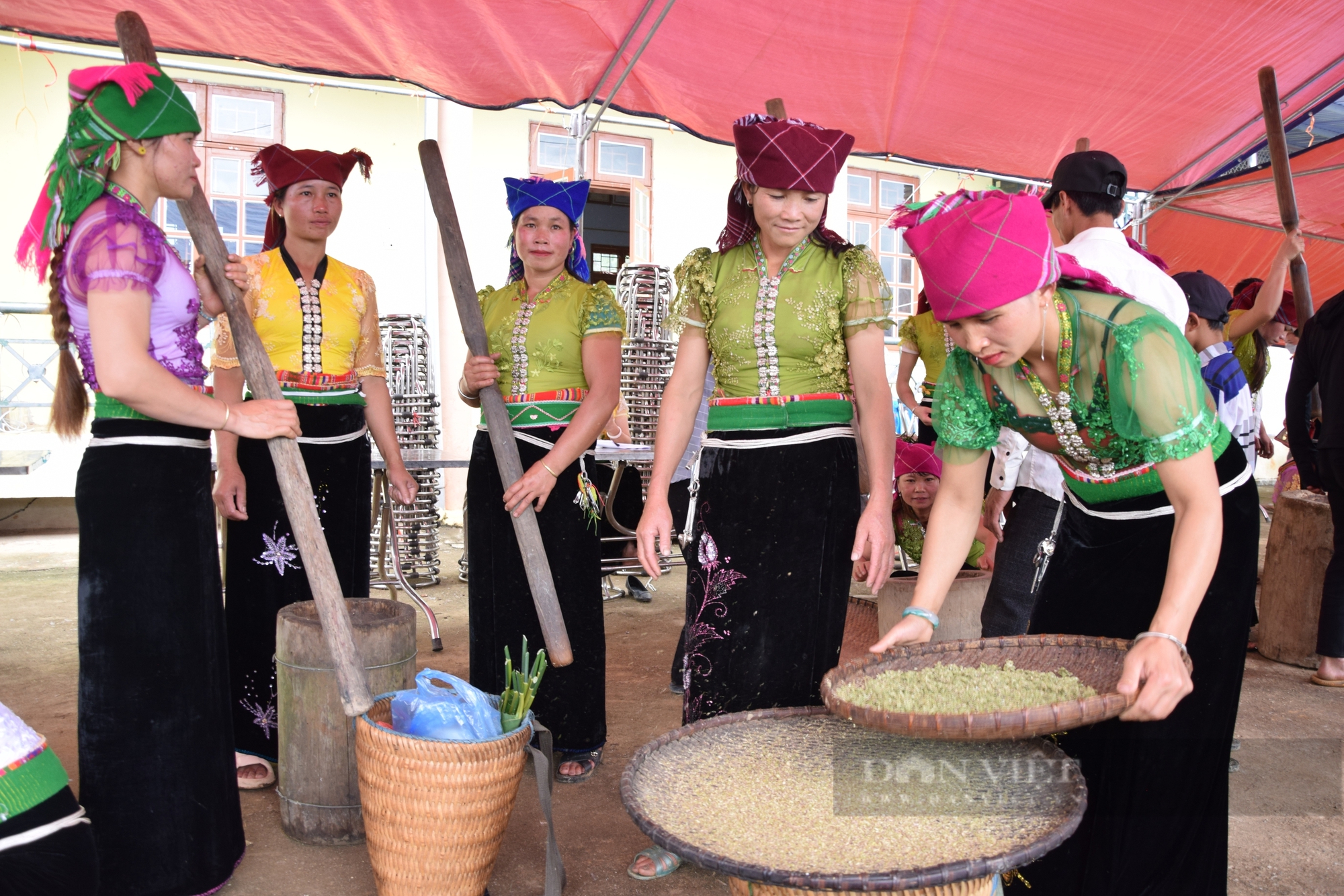 Nông dân tíu tít thu hoạch, gánh lúa, hứa hẹn một mùa vàng bội thu trên rẻo cao Sơn La- Ảnh 7.