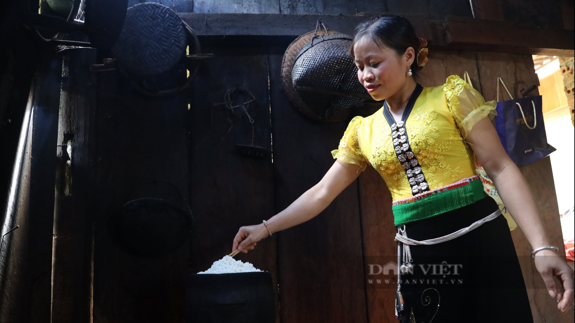 Nông dân tíu tít thu hoạch, gánh lúa, hứa hẹn một mùa vàng bội thu trên rẻo cao Sơn La- Ảnh 10.