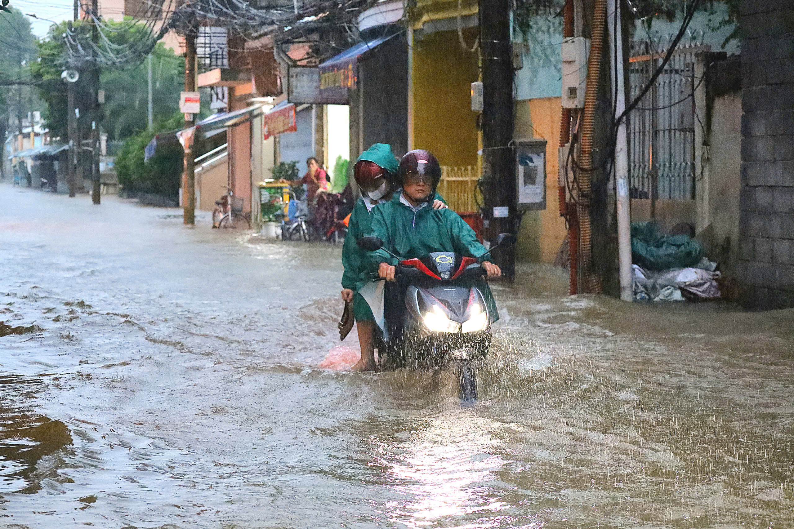 Yêu cầu báo cáo rõ có bao nhiêu tuyến đường, khu dân cư trong vùng dự án chống ngập đã bị ngập tại Cần Thơ - Ảnh 1.