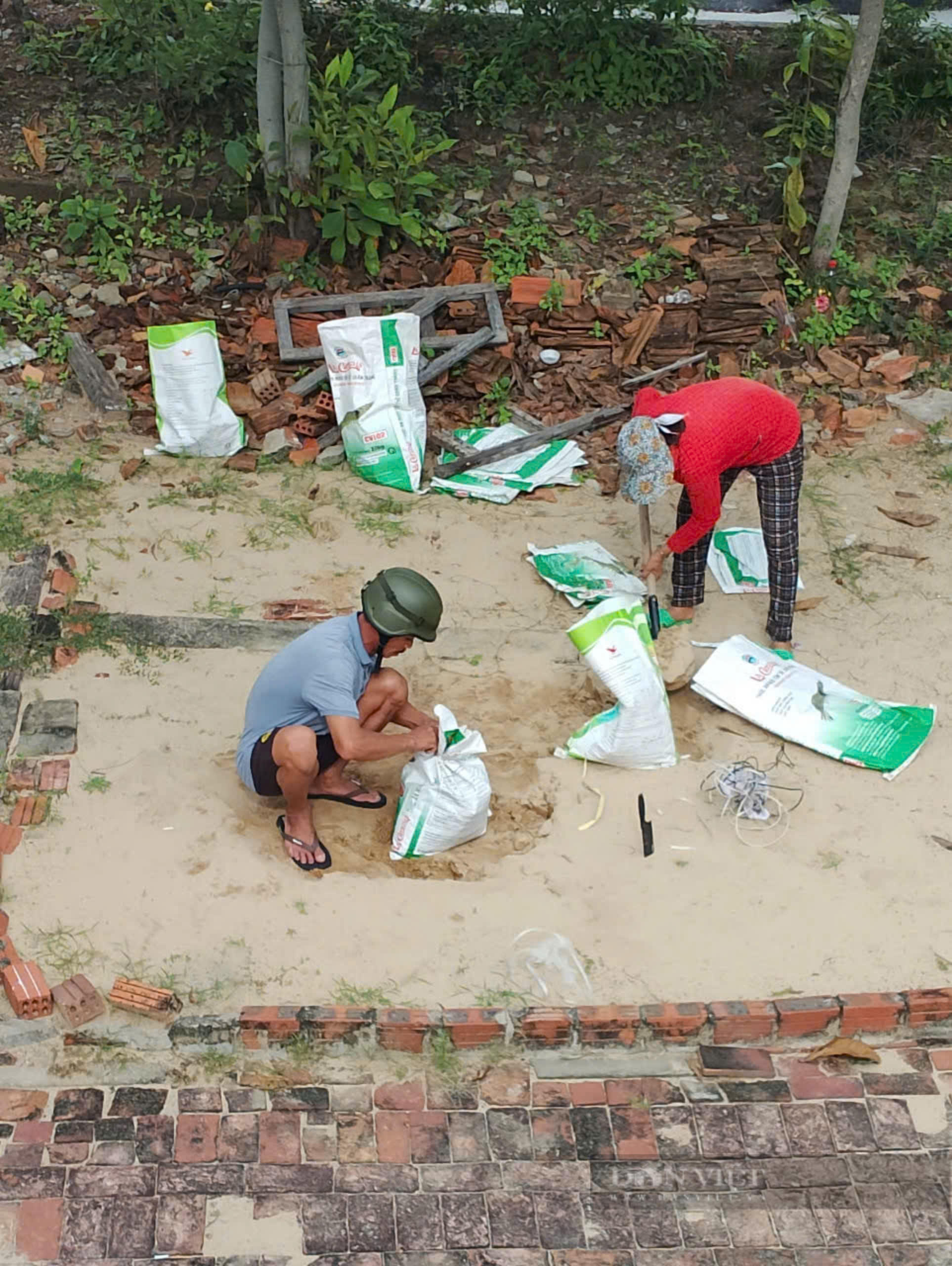 Bộ đội, công an ở Quảng Nam cả đêm lẫn ngày giúp dân chằng chống mái tôn, đưa thuyền lên bờ  - Ảnh 5.