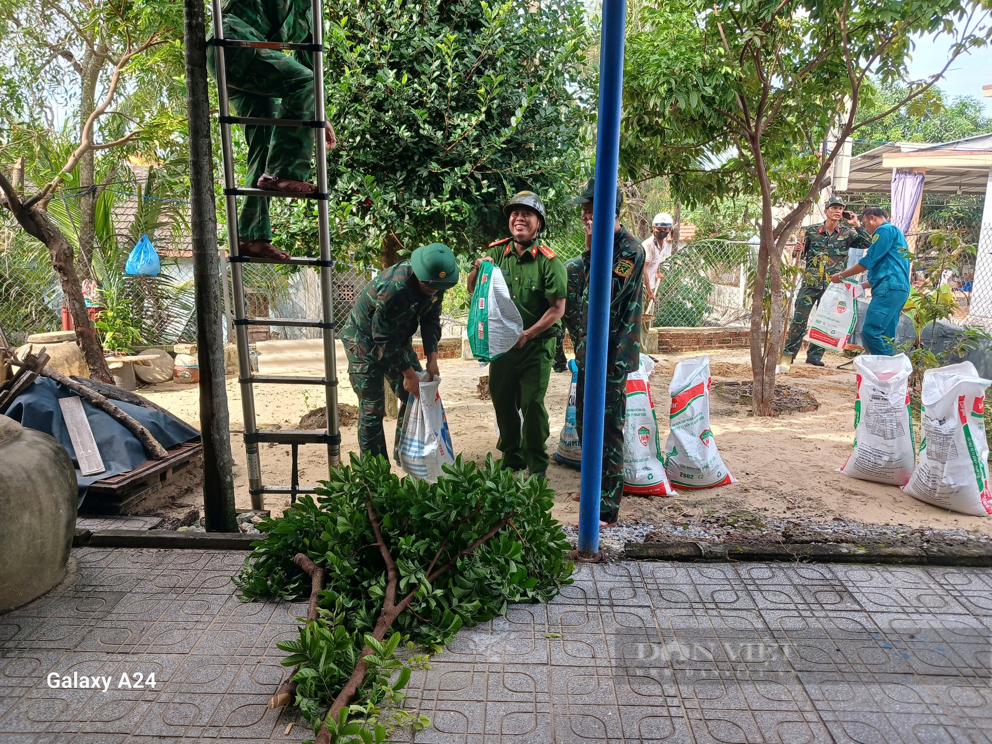 Bộ đội, công an ở Quảng Nam cả đêm lẫn ngày giúp dân chằng chống mái tôn, đưa thuyền lên bờ  - Ảnh 3.