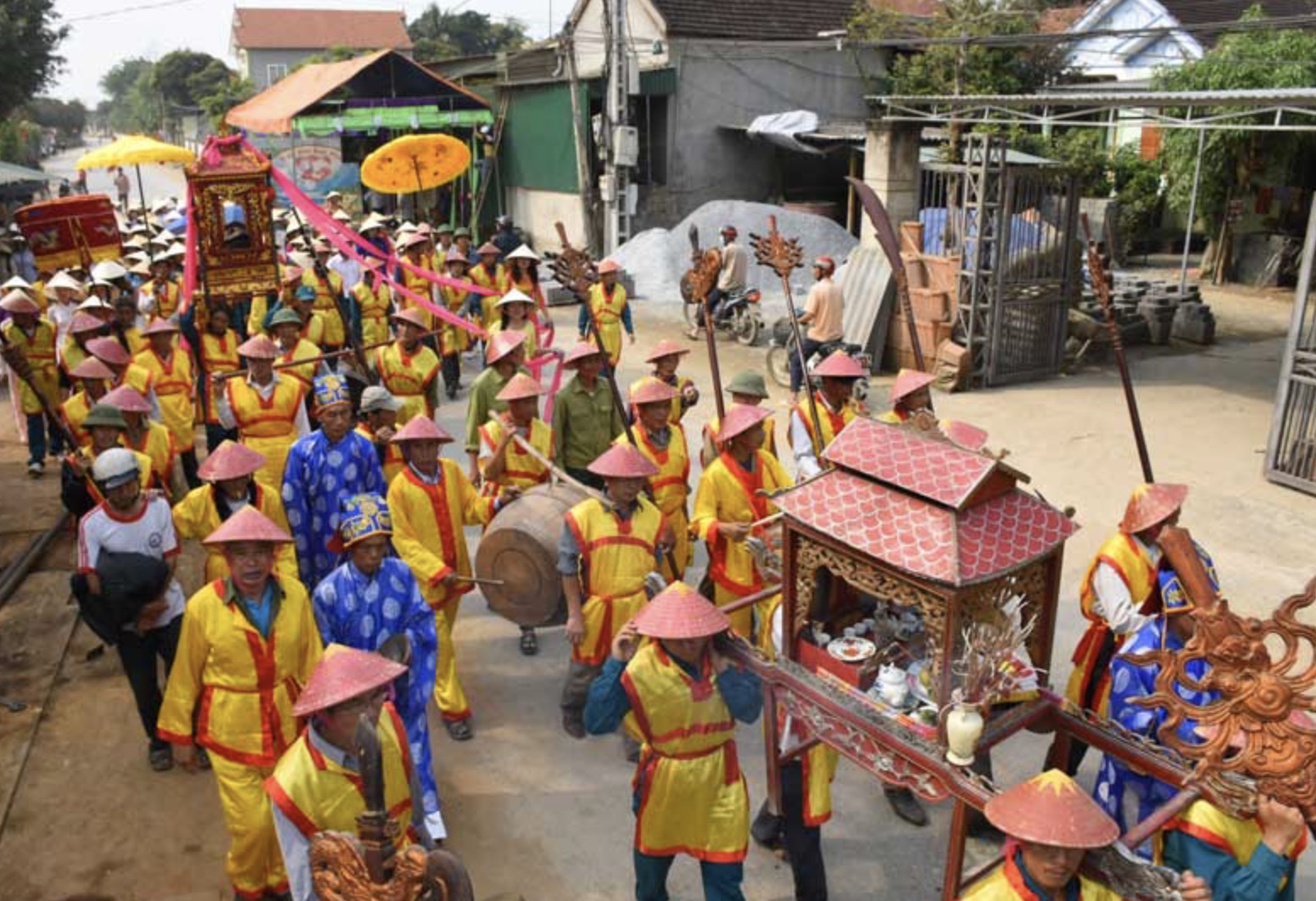 Những bí ẩn trong ngồi đền linh thiêng tồn tại hơn 1000 năm giữa mảnh đất Hà thành - Ảnh 2.