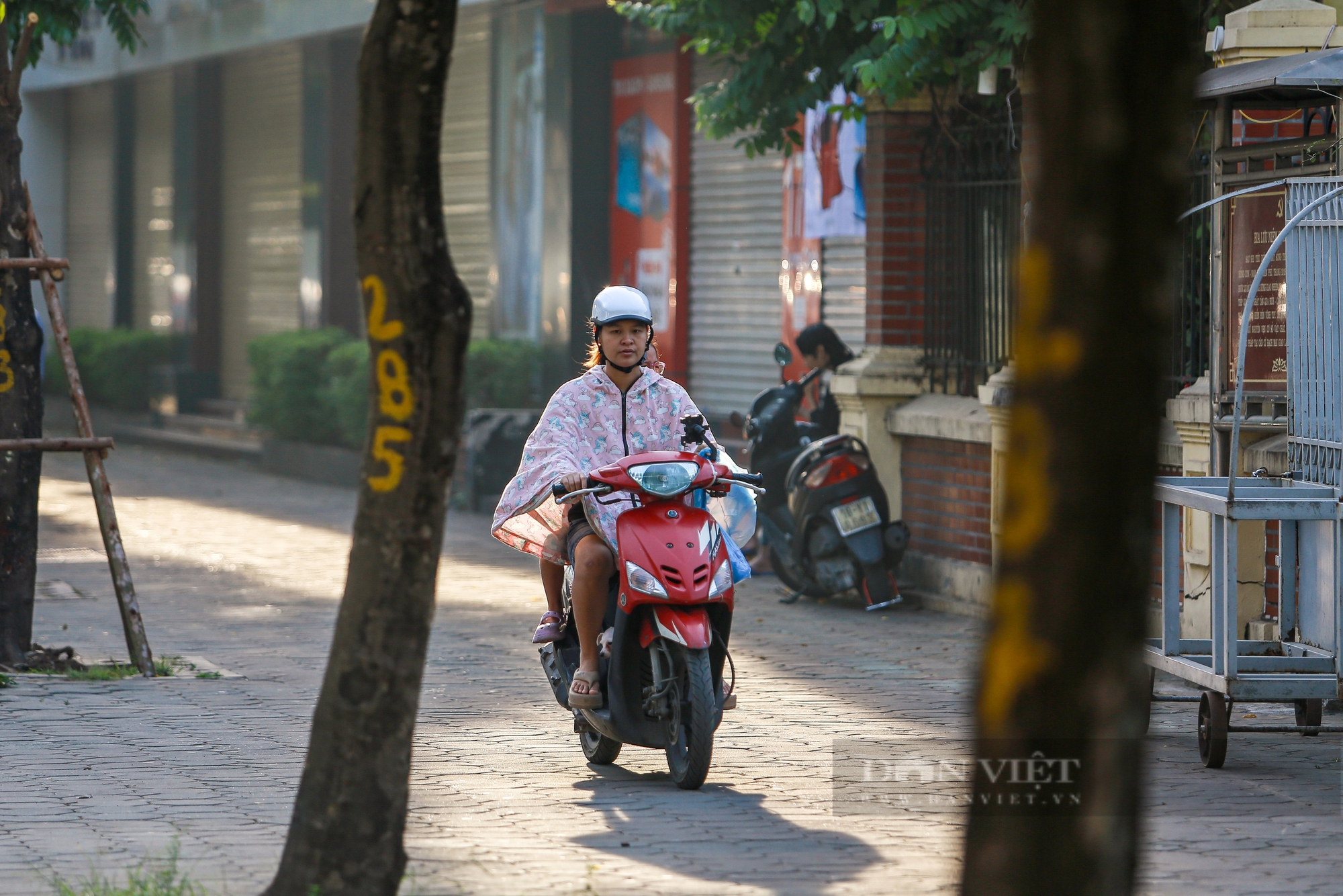 Bất chấp nguy hiểm, hàng loạt xe máy chạy ngược chiều, lao vun vút trên đường ở Hà Nội- Ảnh 7.