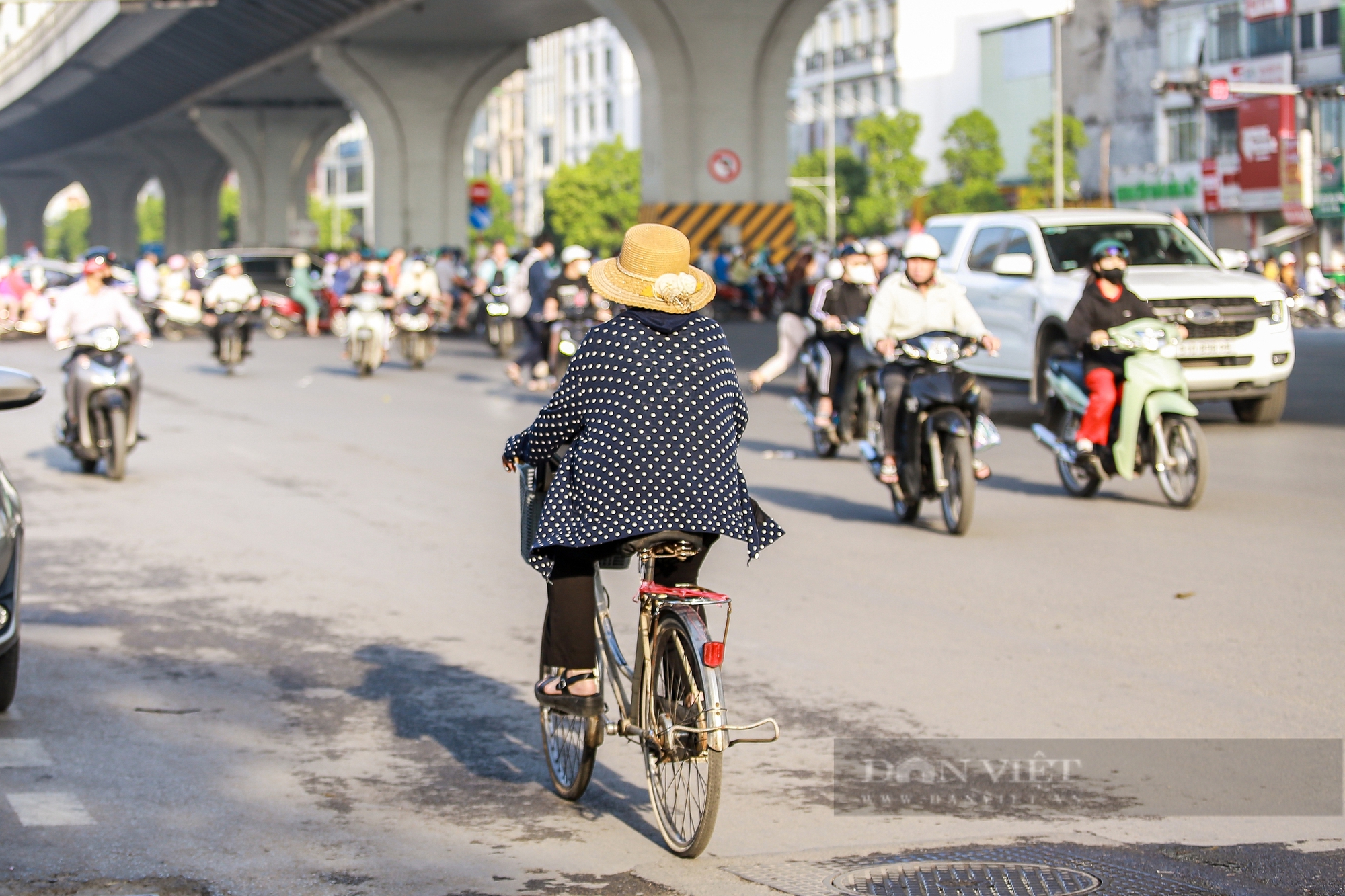 Bất chấp nguy hiểm, hàng loạt xe máy chạy ngược chiều, lao vun vút trên đường ở Hà Nội- Ảnh 2.