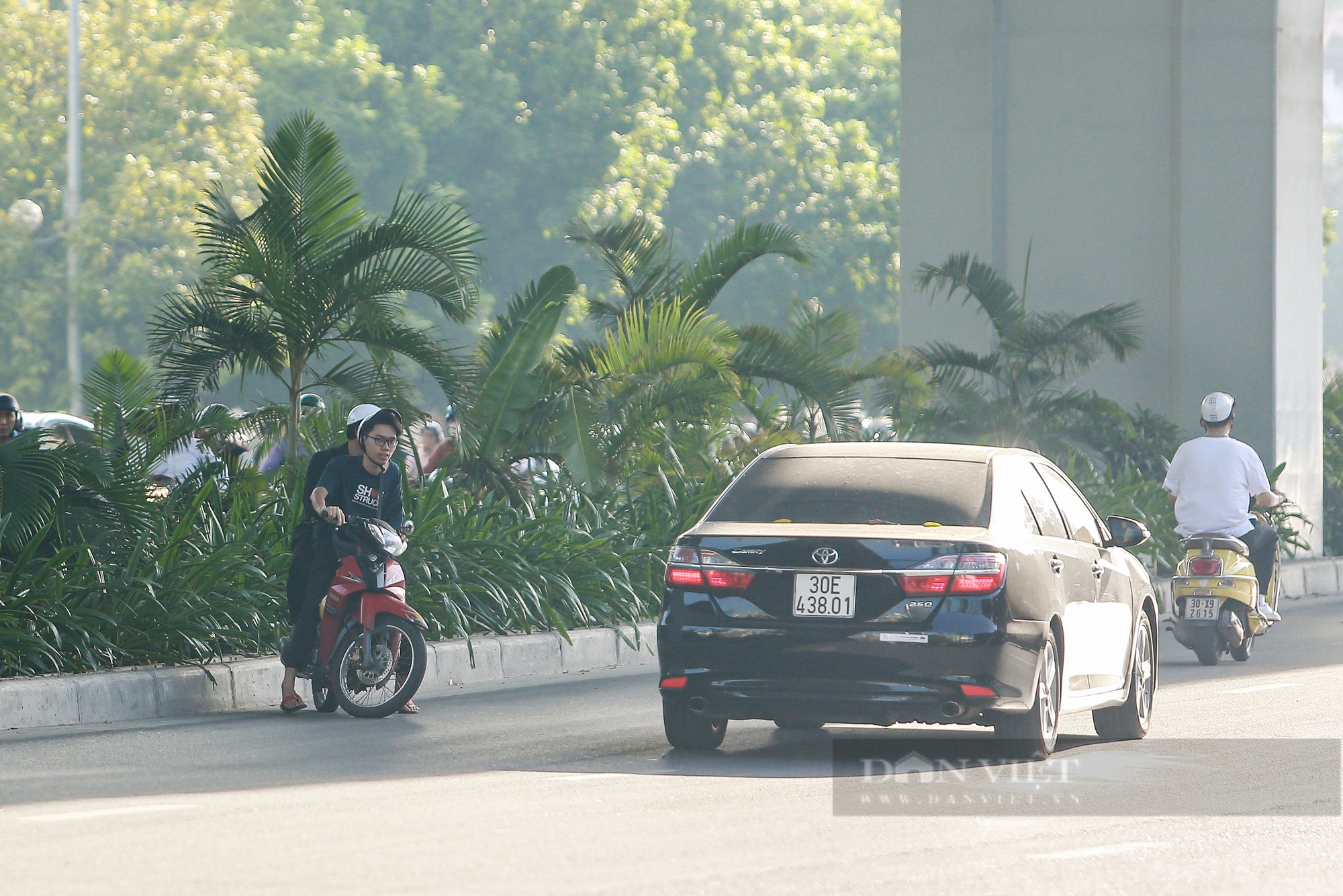 Bất chấp nguy hiểm, hàng loạt xe máy chạy ngược chiều, lao vun vút trên đường ở Hà Nội- Ảnh 11.