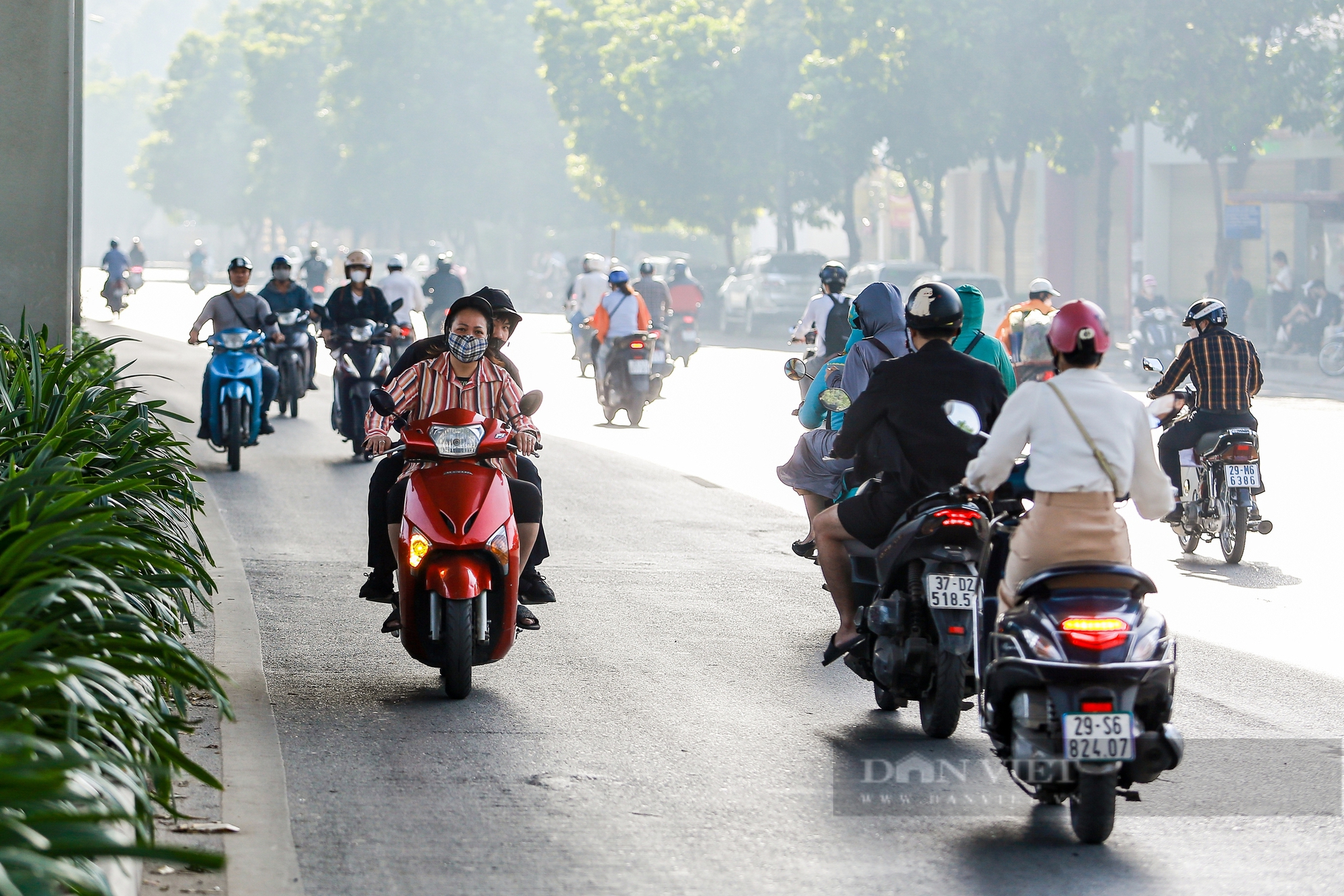 Bất chấp nguy hiểm, hàng loạt xe máy chạy ngược chiều, lao vun vút trên đường ở Hà Nội- Ảnh 4.