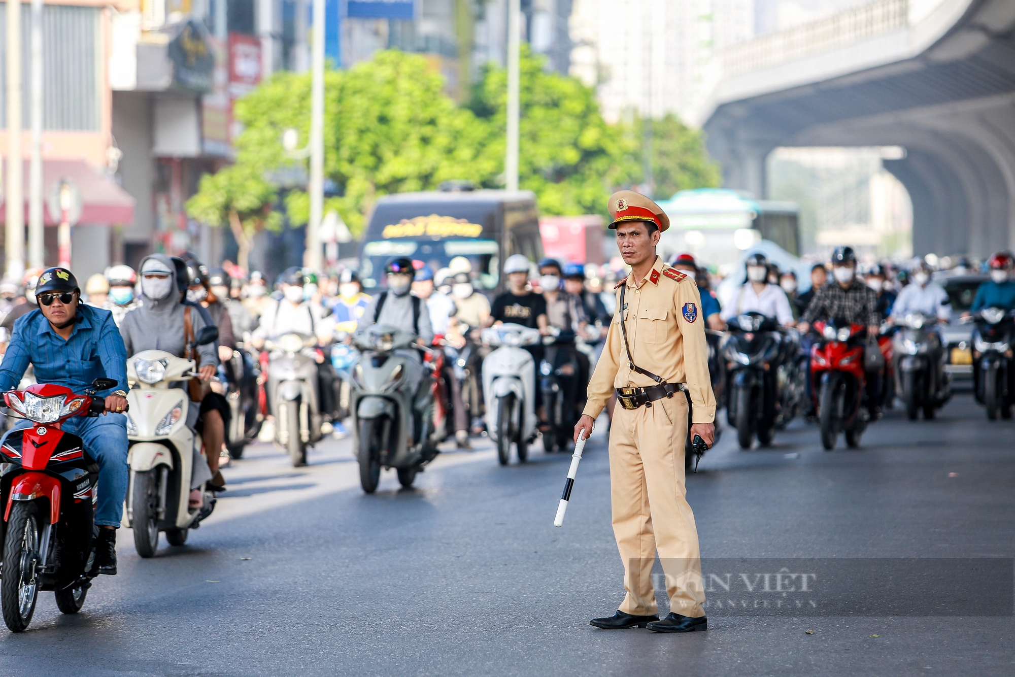 Bất chấp nguy hiểm, hàng loạt xe máy chạy ngược chiều, lao vun vút trên đường ở Hà Nội- Ảnh 8.