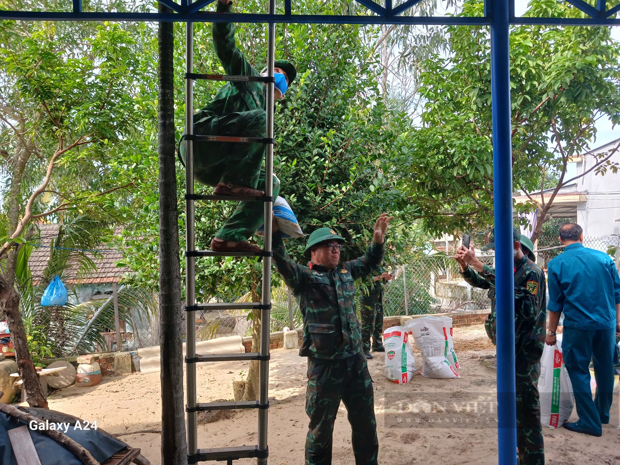 Bộ đội, công an ở Quảng Nam cả đêm lẫn ngày giúp dân chằng chống mái tôn, đưa thuyền lên bờ  - Ảnh 2.