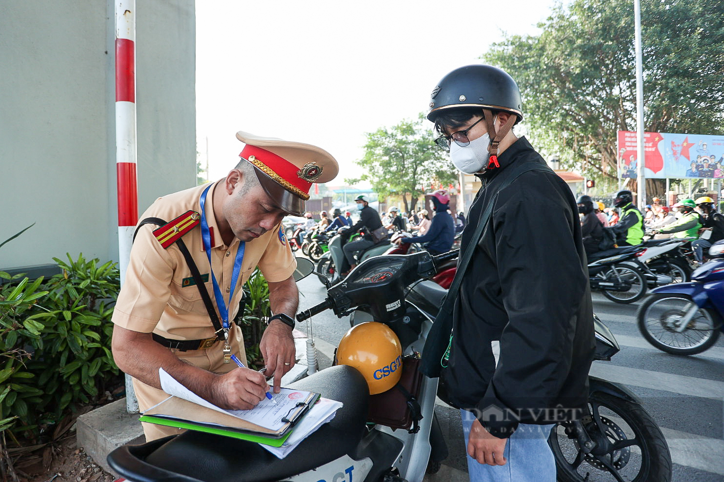 Bất chấp nguy hiểm, hàng loạt xe máy chạy ngược chiều, lao vun vút trên đường ở Hà Nội- Ảnh 9.