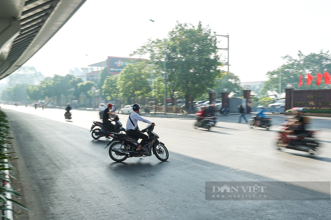 Bất chấp nguy hiểm, hàng loạt xe máy chạy ngược chiều, lao vun vút trên đường ở Hà Nội- Ảnh 10.