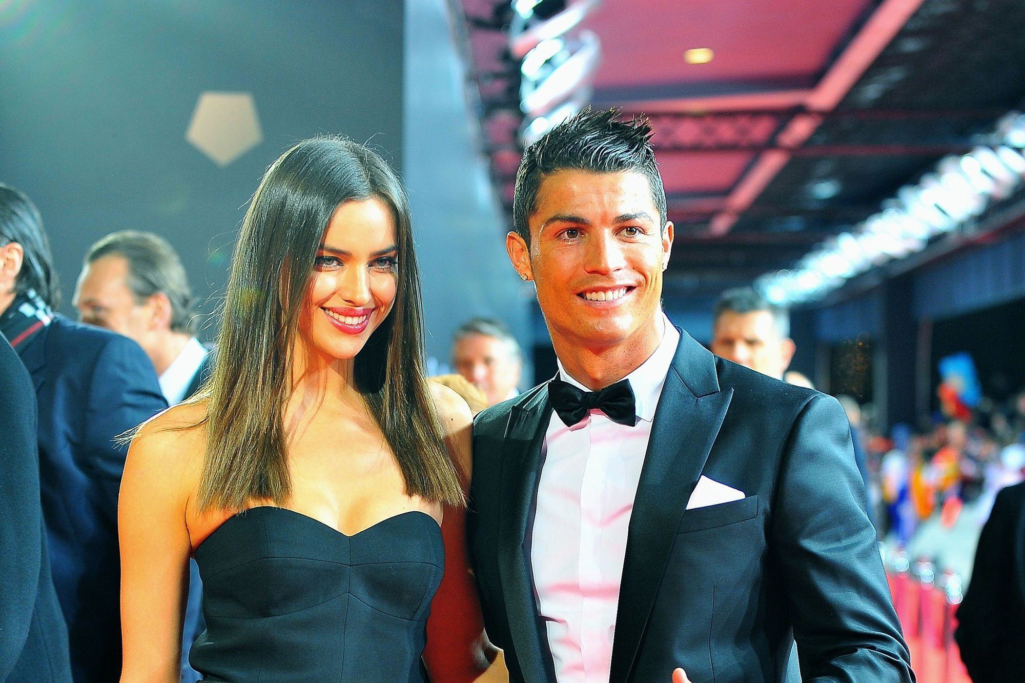 Cristiano Ronaldo: Bị siêu mẫu Irina Shayk “đá” vì chơi trò “bắt cá hai tay” - Ảnh 2.