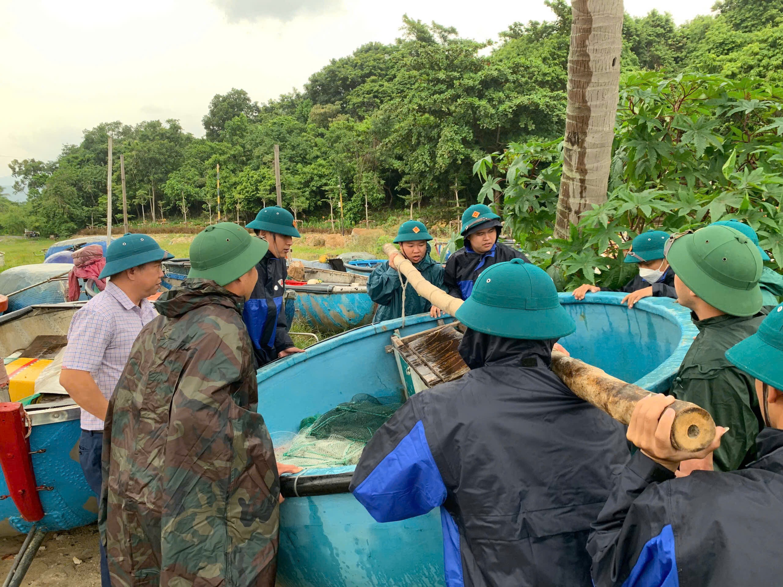 Bộ đội biên phòng Đà Nẵng huy động cán bộ, chiến sĩ giúp dân chống bão Trà Mi- Ảnh 7.