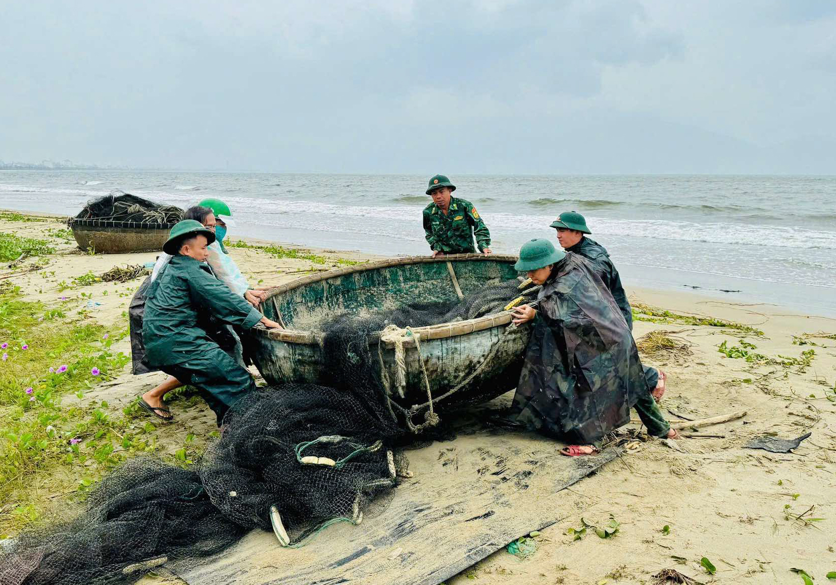 Bộ đội biên phòng Đà Nẵng huy động cán bộ, chiến sĩ giúp dân chống bão Trà Mi- Ảnh 10.