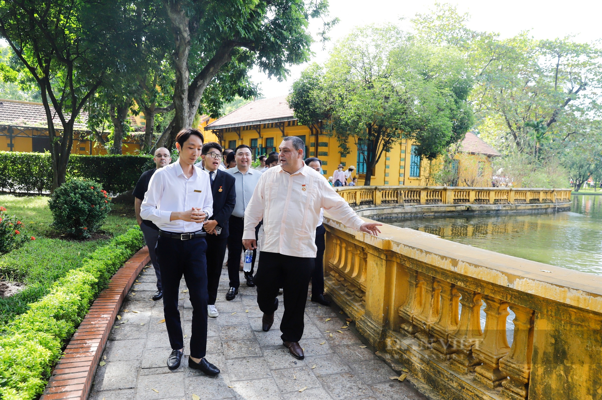 Đoàn công tác Hội Tiểu nông Cuba và TƯ Hội Nông dân Việt Nam vào Lăng viếng Chủ tịch Hồ Chí Minh- Ảnh 4.