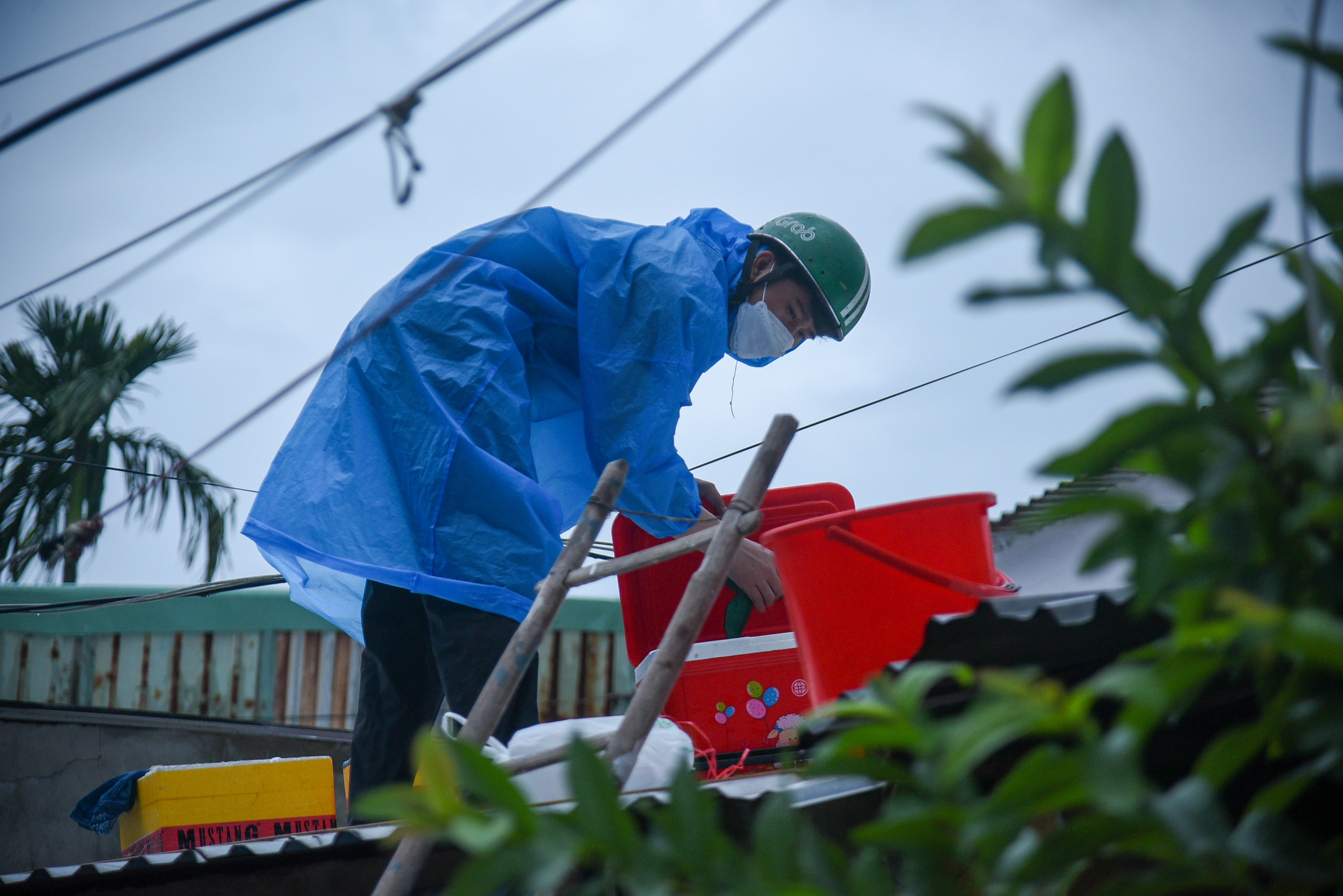 Người dân vùng "rốn lũ" ở Đà Nẵng kê cao đồ đạc, thấp thỏm chờ... bão Trà Mi- Ảnh 10.