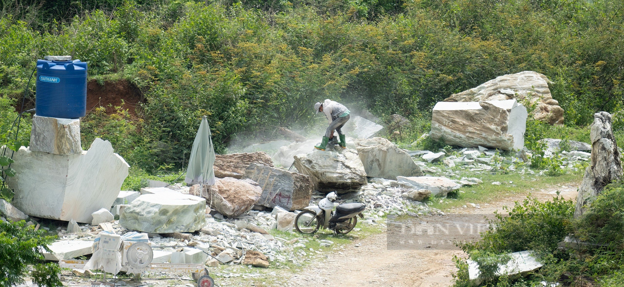 Chủ tịch UBND tỉnh Yên Bái: Bị động, thiếu quyết liệt trong bảo vệ “Những ngọn núi sắc màu” - Ảnh 9.