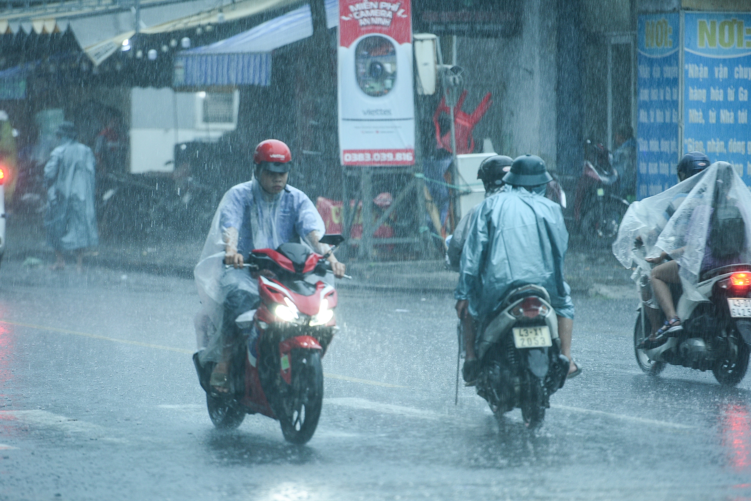 Người dân vùng "rốn lũ" ở Đà Nẵng kê cao đồ đạc, thấp thỏm chờ... bão Trà Mi- Ảnh 1.