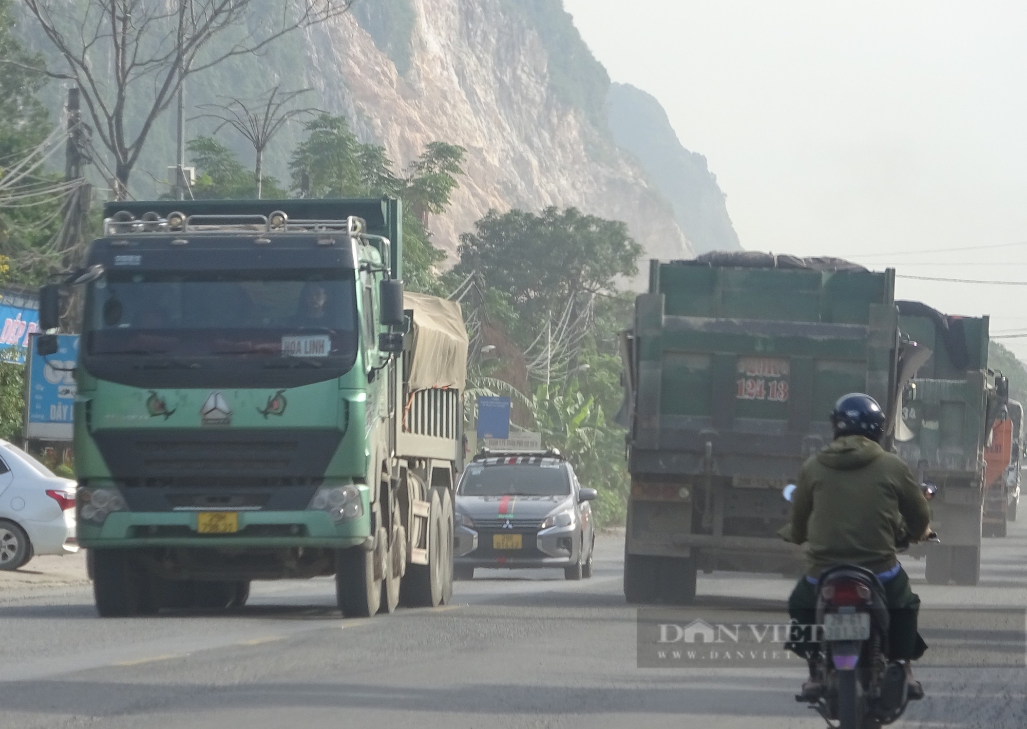 Sống "khốn khổ" cạnh đường mòn Hồ Chí Minh vì tiếng còi hơi của xe tải trọng lớn - Ảnh 1.